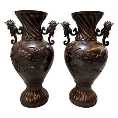 Coppia di grandi urne giapponesi in bronzo con gru e alberi di bambù, Vintage By