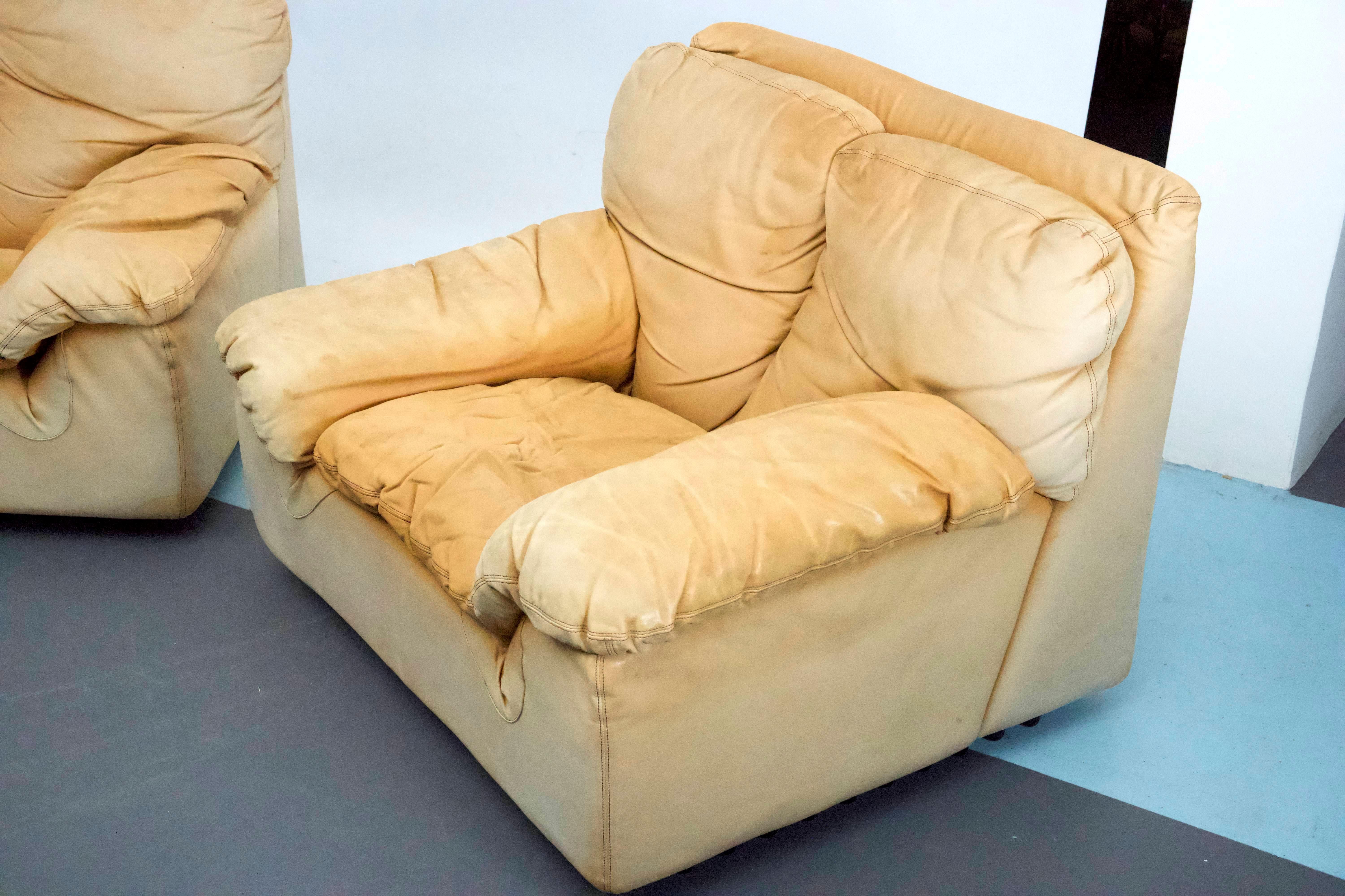 This elegant pair of armchairs, designed by renowned Italian designers Titina Ammannati and Giampiero Vitelli for Brunati, features soft, natural leather upholstery and a timeless vintage aesthetic from the 1970s. The leather has developed a rich