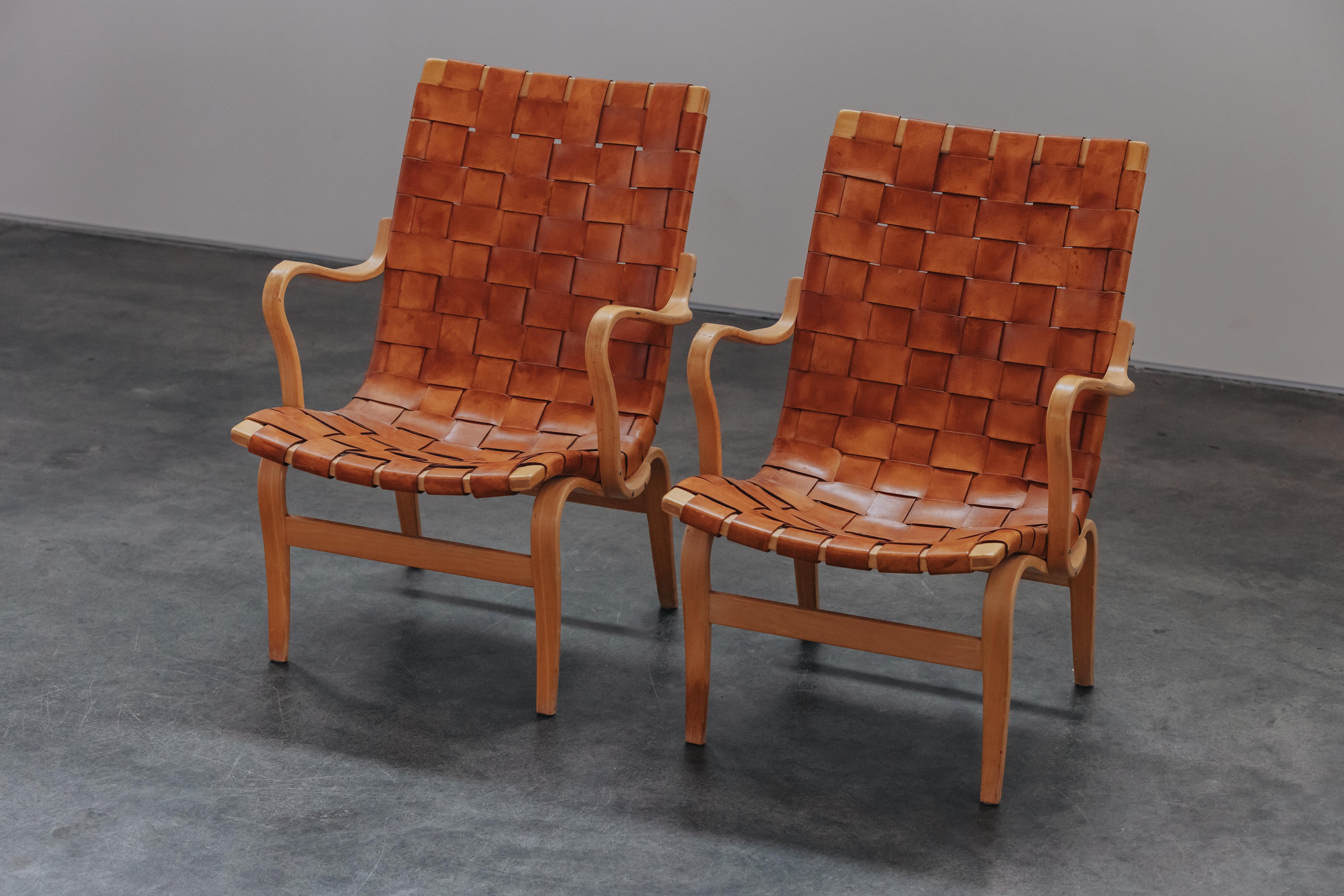 Vintage Pair of Leather Bruno Mathsson Lounge Chairs From Sweden, Circa 1970.  Cadre en bouleau massif avec revêtement en cuir d'origine.  Excellente patine.