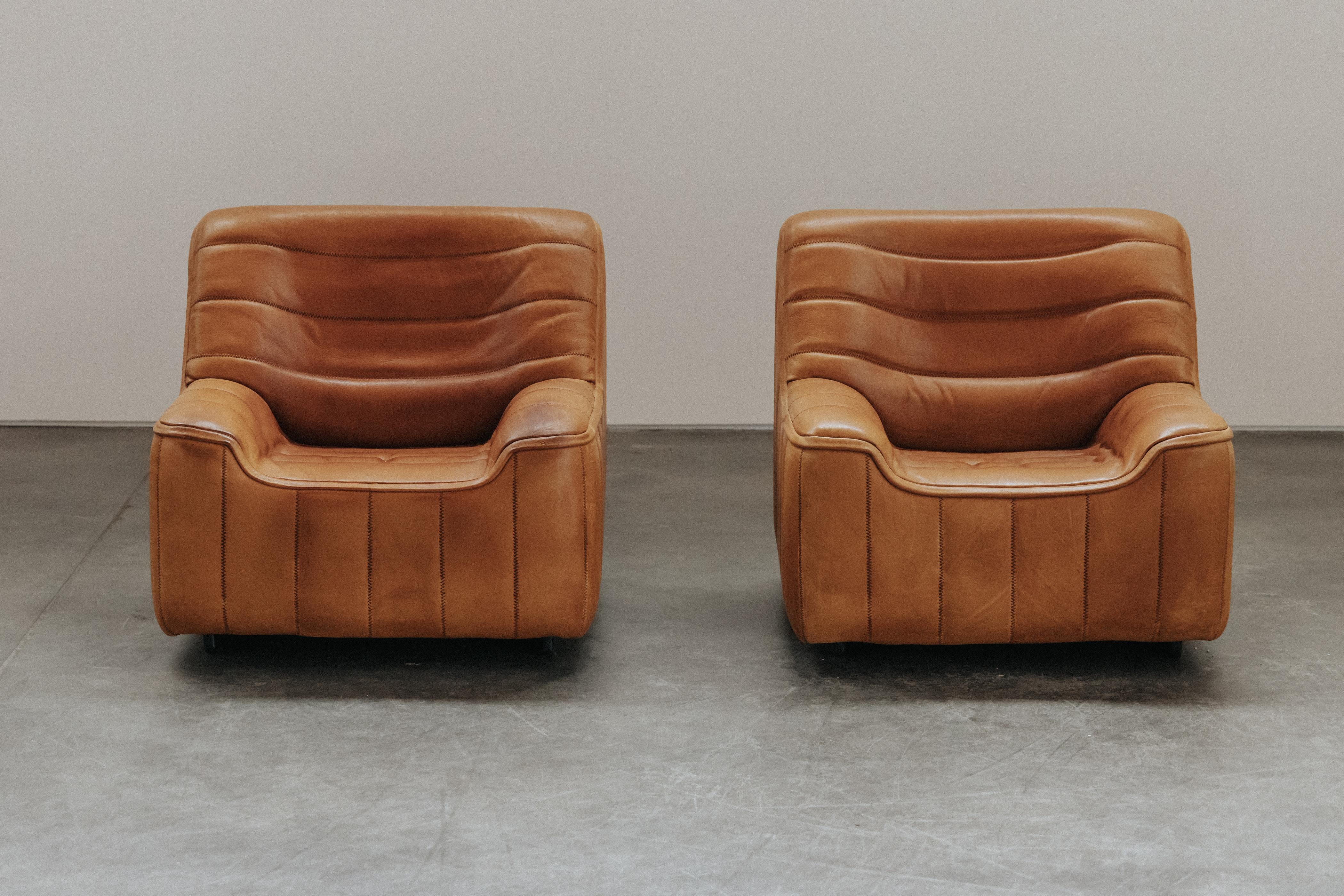 Vintage Pair of Leather DS-84 Lounge Chairs von De Sede, Schweiz, 1970er Jahre.  Komfortables Modell mit originaler dicker Büffelleder-Polsterung mit fantastischer Patina und Gebrauchsspuren.  