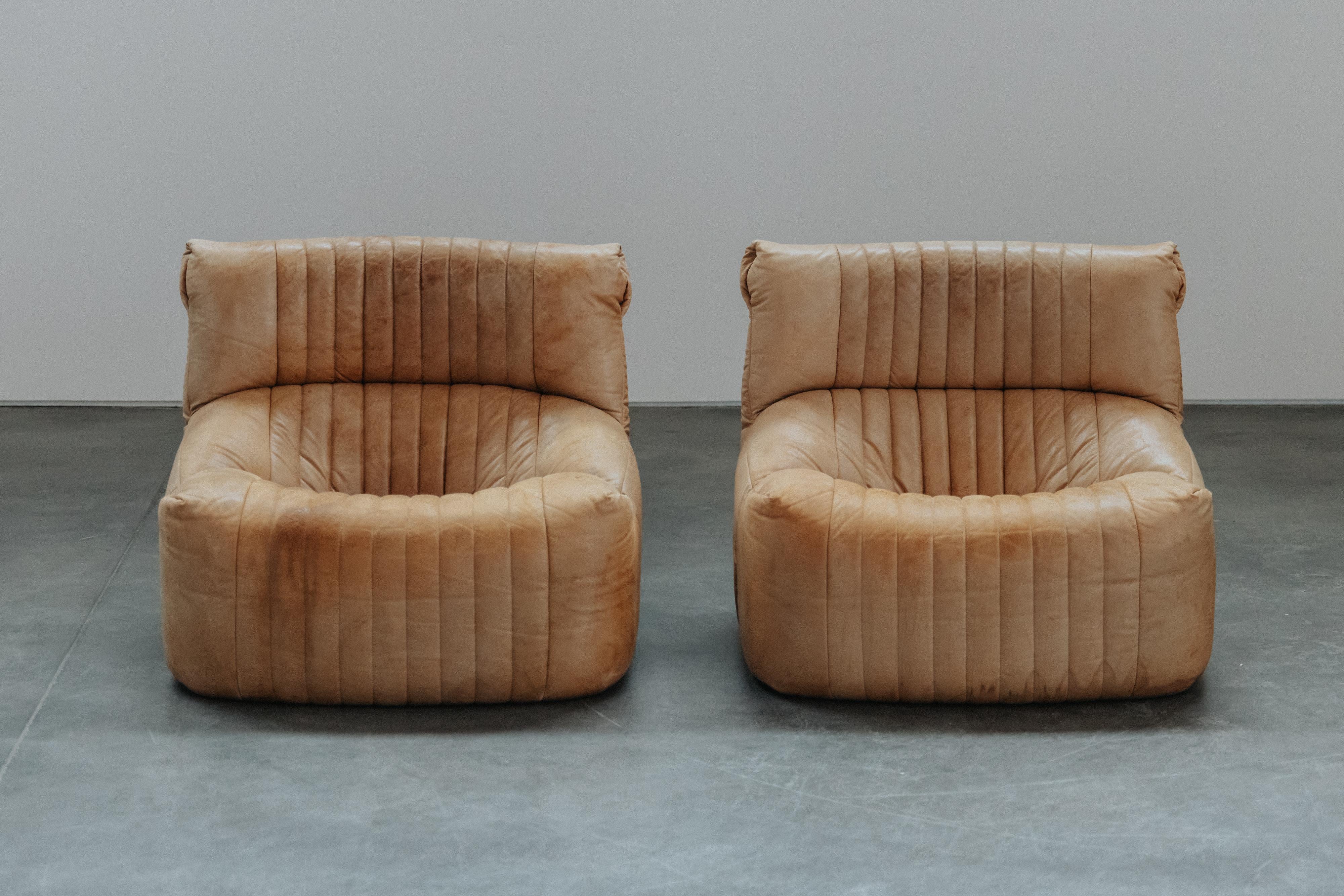 Vintage Paire de chaises Ligne Roset Aralia en cuir, Circa, 1970.  Sellerie d'origine en cuir fauve très patinée et utilisée.