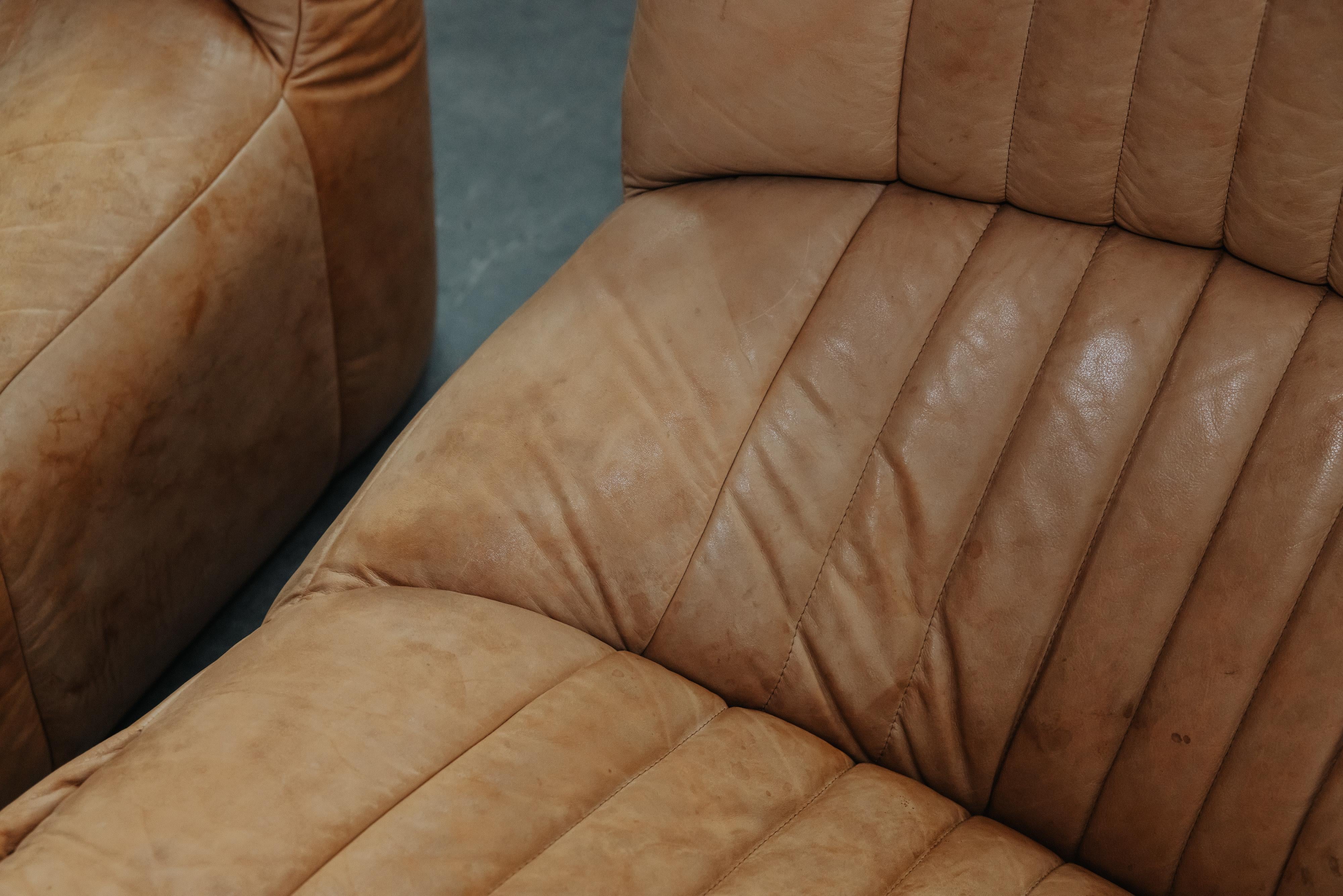 Européen Vintage Paire de chaises Ligne Roset Aralia en cuir, Circa, 1970 en vente