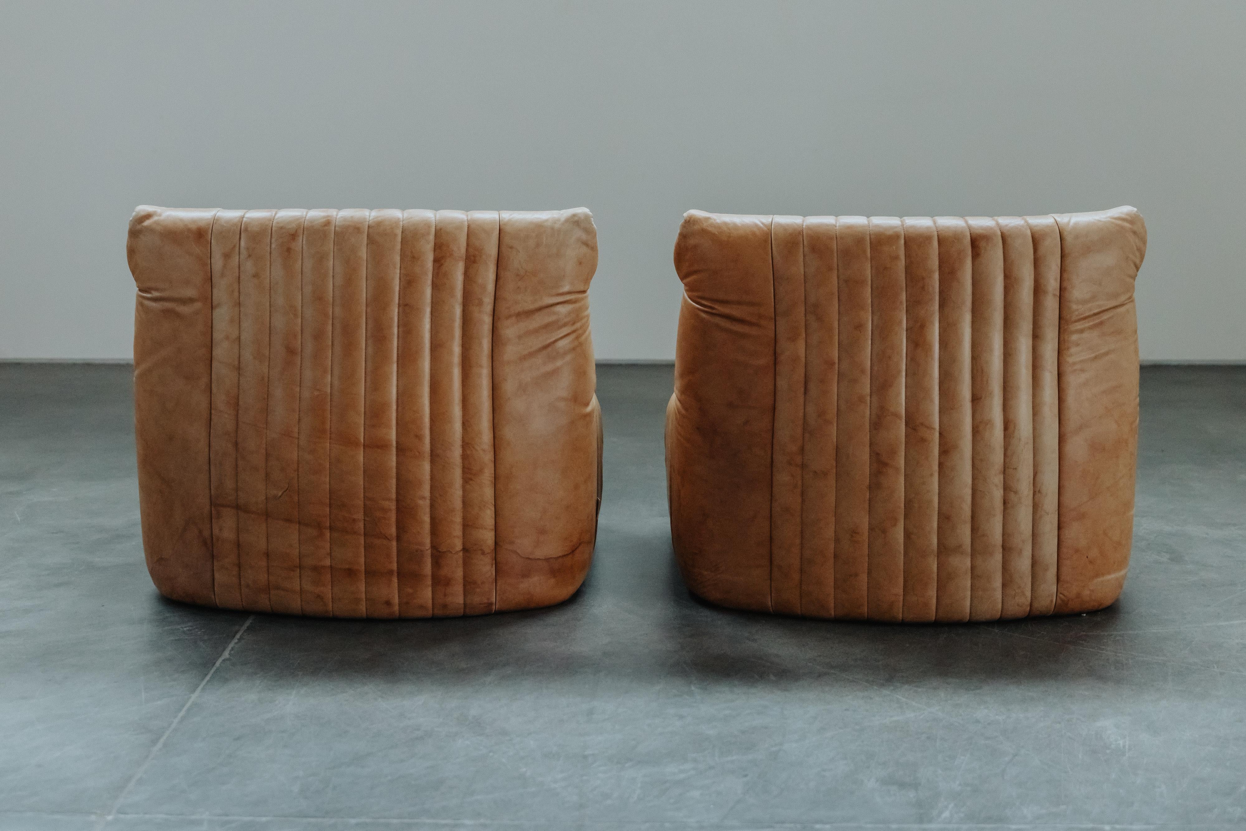 Cuir Vintage Paire de chaises Ligne Roset Aralia en cuir, Circa, 1970 en vente