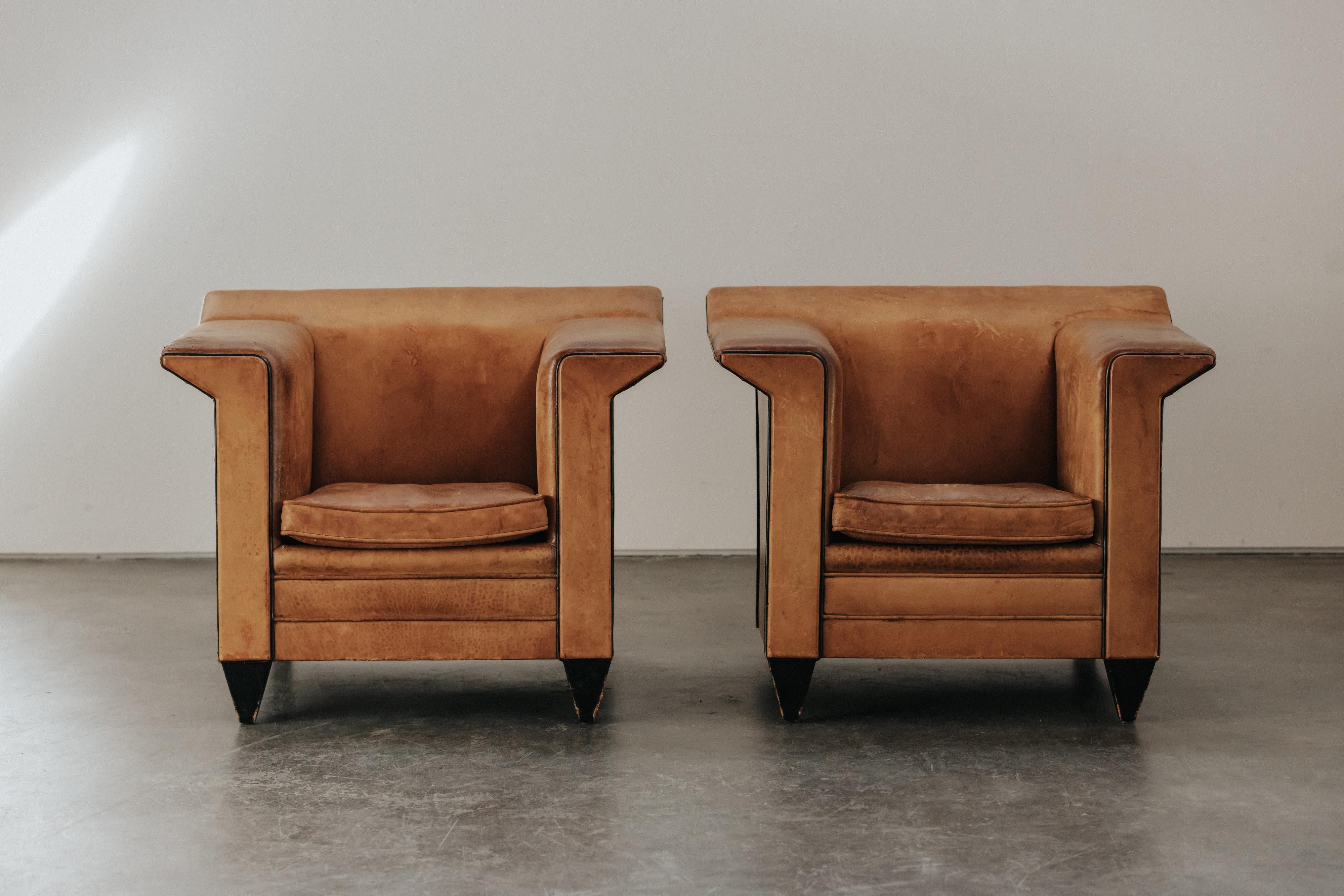 Vintage Paire de chaises longues en cuir des Pays-Bas, Circa 1980.  Sellerie d'origine en cuir cognac.  Pieds en cuir.  Belle patine d'origine et utilisation.