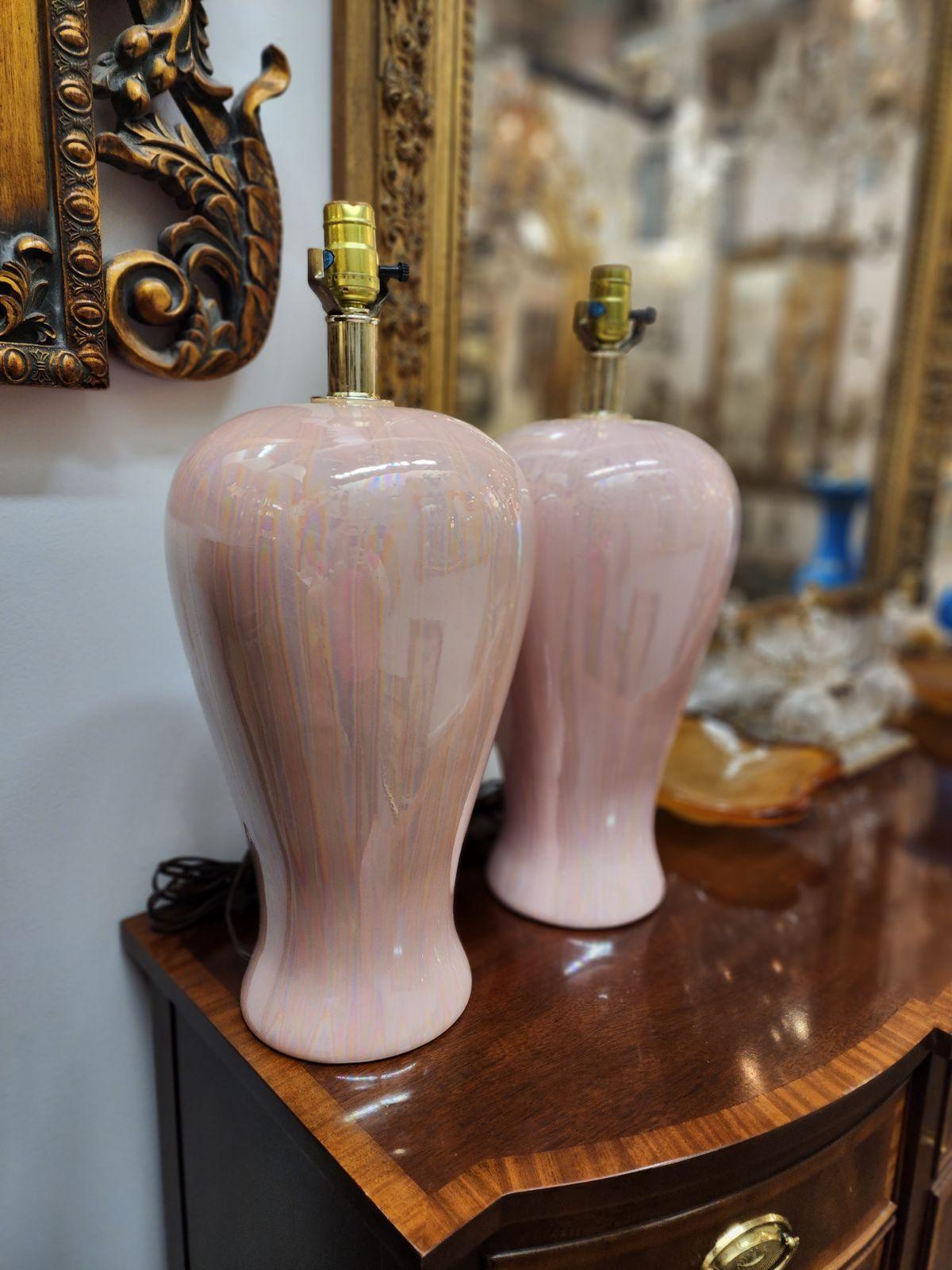 Paire de lampes de bureau vénitiennes rose clair vintage Excellent état - En vente à Dallas, TX