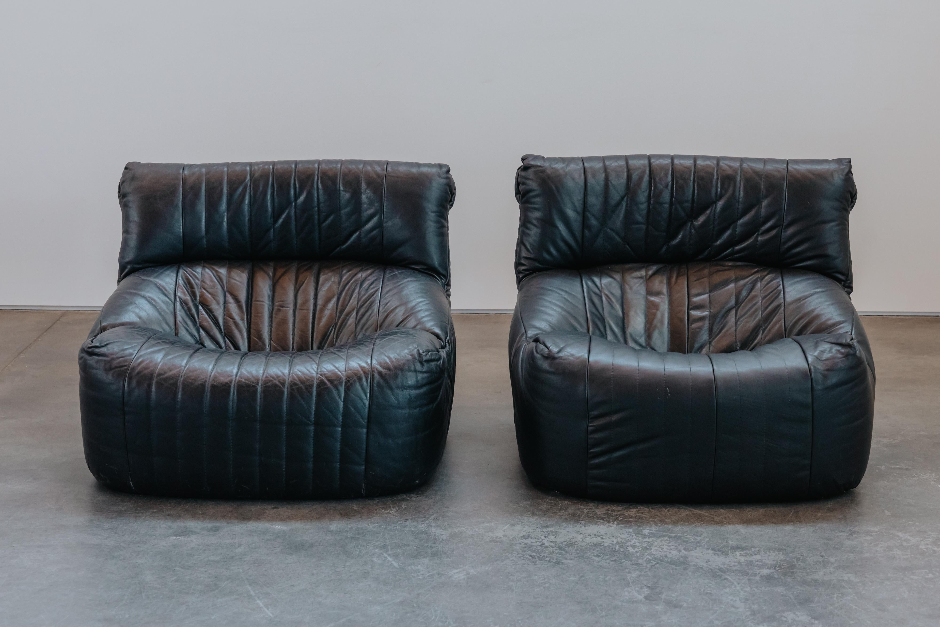 Vintage Pair of Ligne Roset Aralia Stühle aus Frankreich, CIRCA 1970.  Sehr komfortables Modell mit originaler schwarzer Lederpolsterung.  Leichte Patina und Gebrauchsspuren.