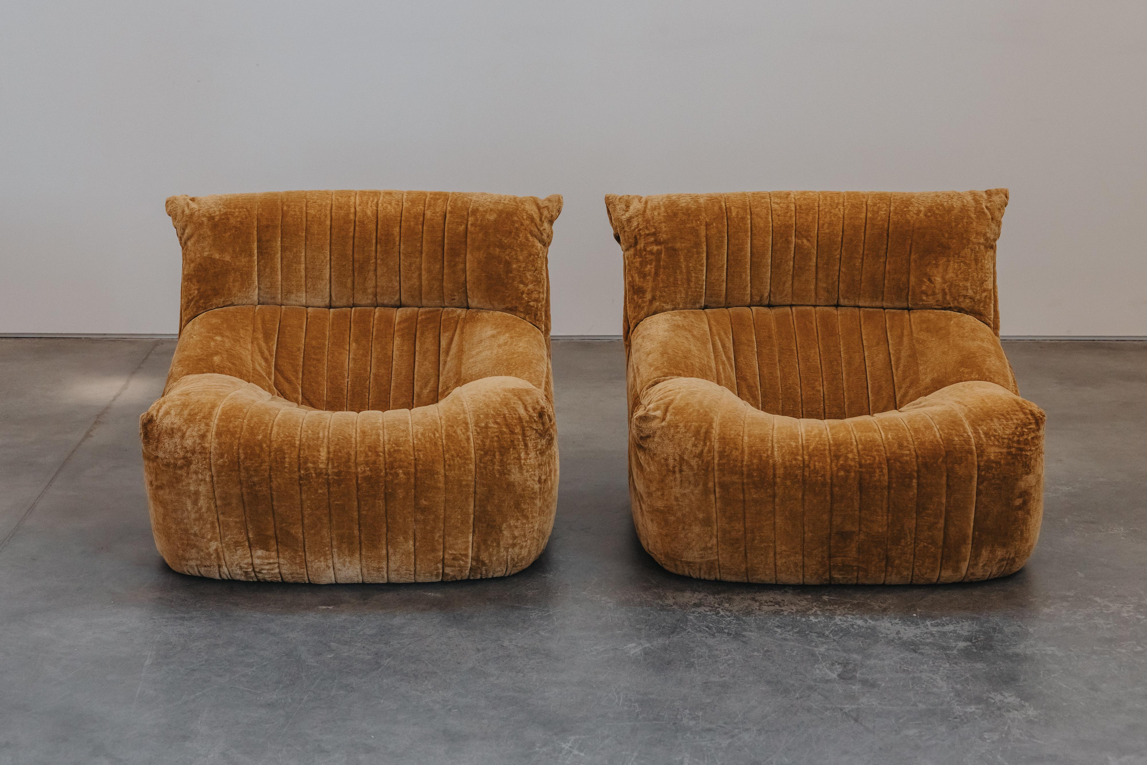 Pareja vintage de sillones Ligne Roset Ariala, Francia, circa 1970.  Tapicería original de chenilla color cobre.  Modelo muy cómodo con un desgaste y un uso muy ligeros.  También hay disponible un sofá de dos plazas a juego.

