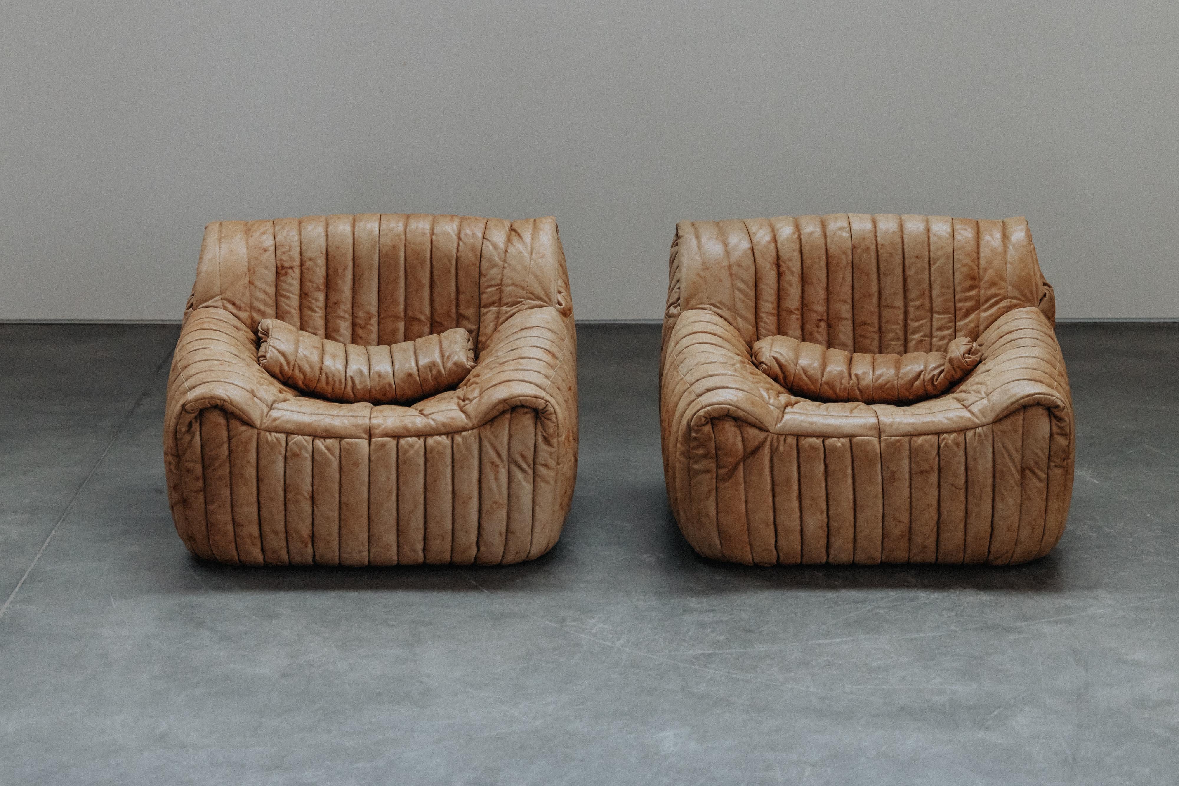Vintage Paire de chaises longues en cuir Ligne Roset Cinna Form France, Circa 1970.  sellerie d'origine en cuir fauve très patinée et utilisée.  