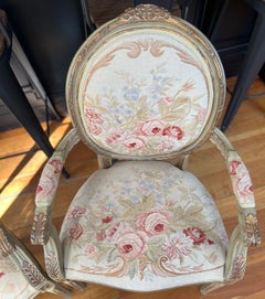 Coppia di fauteuil dipinti in legno intagliato e agugliato in stile Luigi XVI