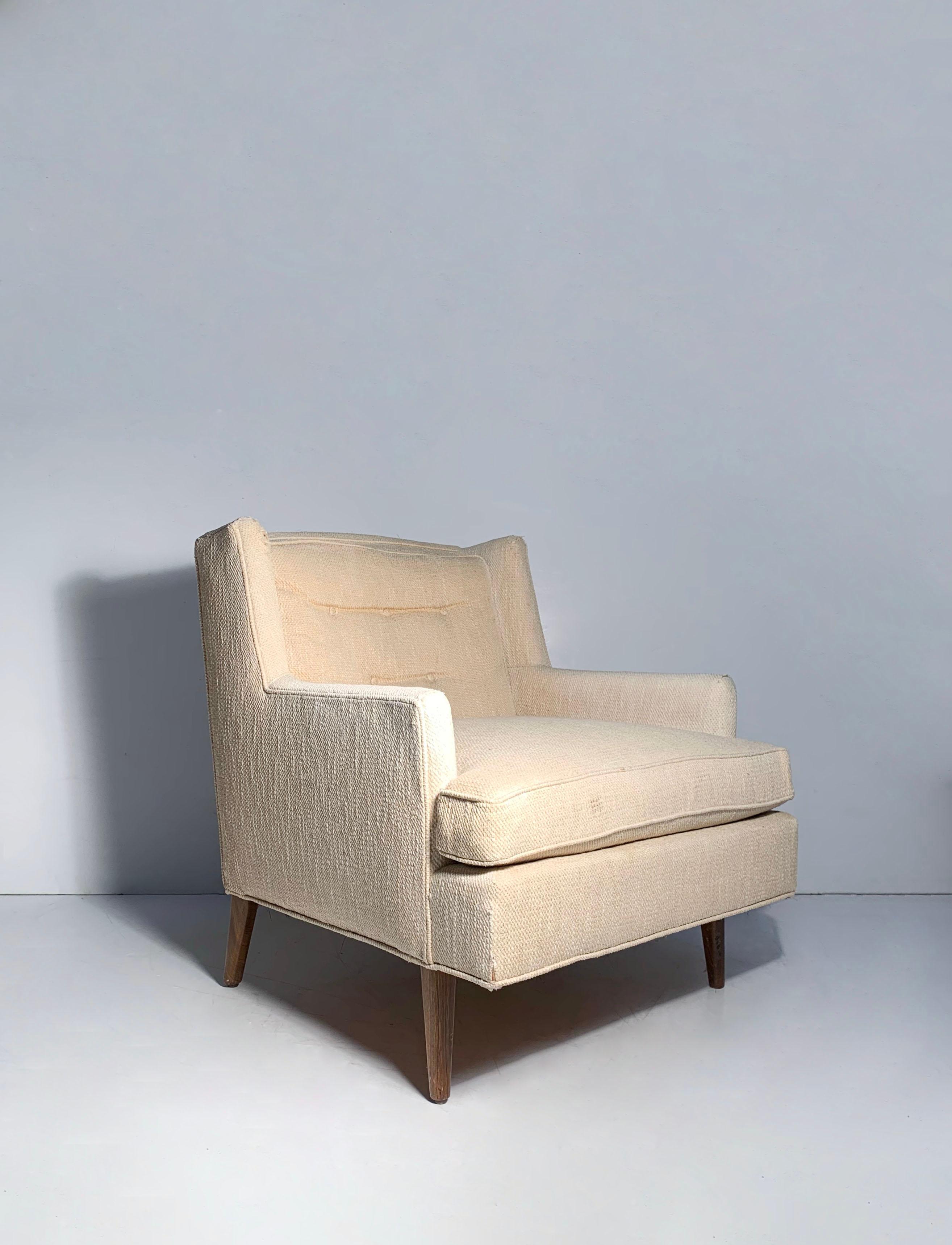 Magnifique paire de chaises longues design à la manière d'Edward Wormley pour Dunbar. De belles étiquettes du détaillant John M-One de Chicago sont jointes. On ne sait pas avec certitude qui est le concepteur de ces chaises.

Ils doivent être