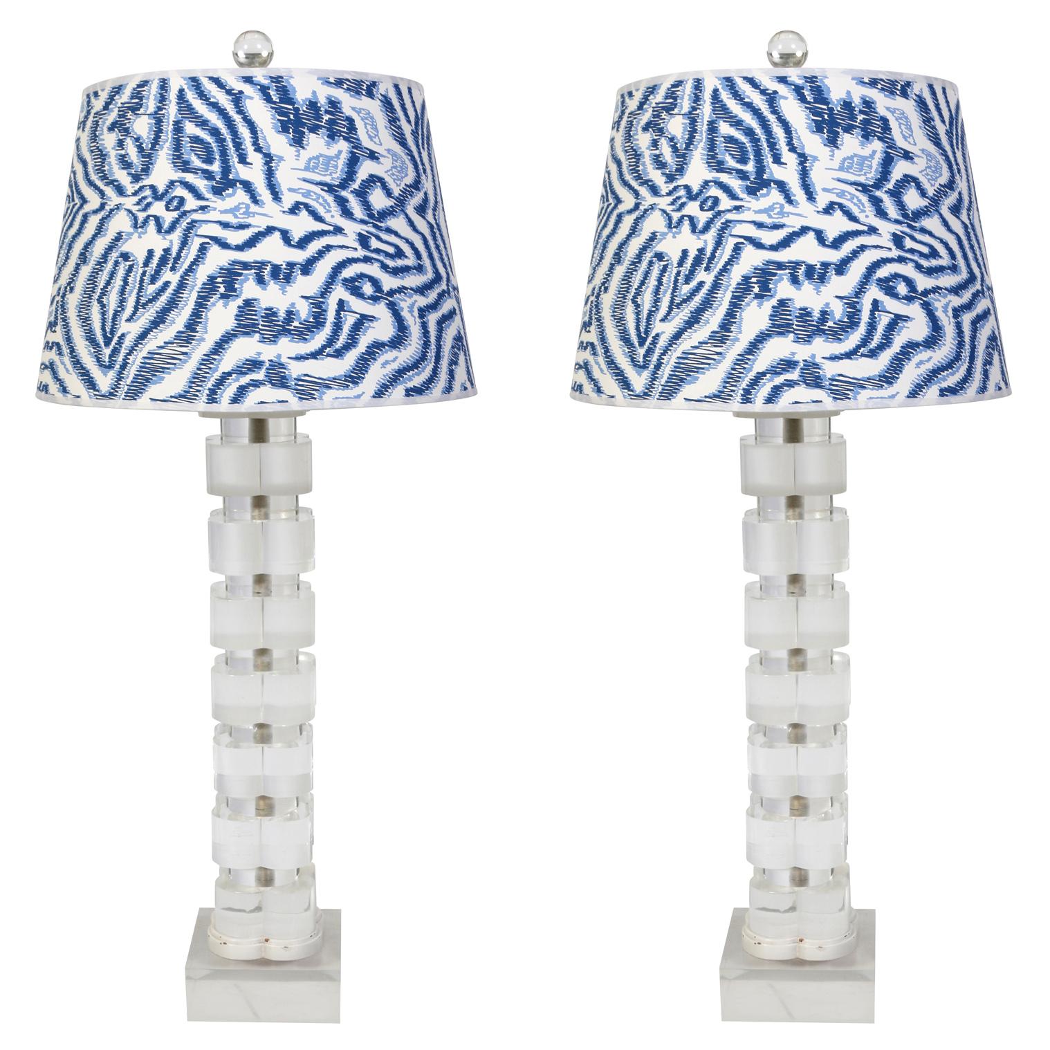 20ième siècle Vieille paire de lampes à colonnes géométriques empilées en lucite en vente