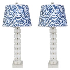 Vieille paire de lampes à colonnes géométriques empilées en lucite