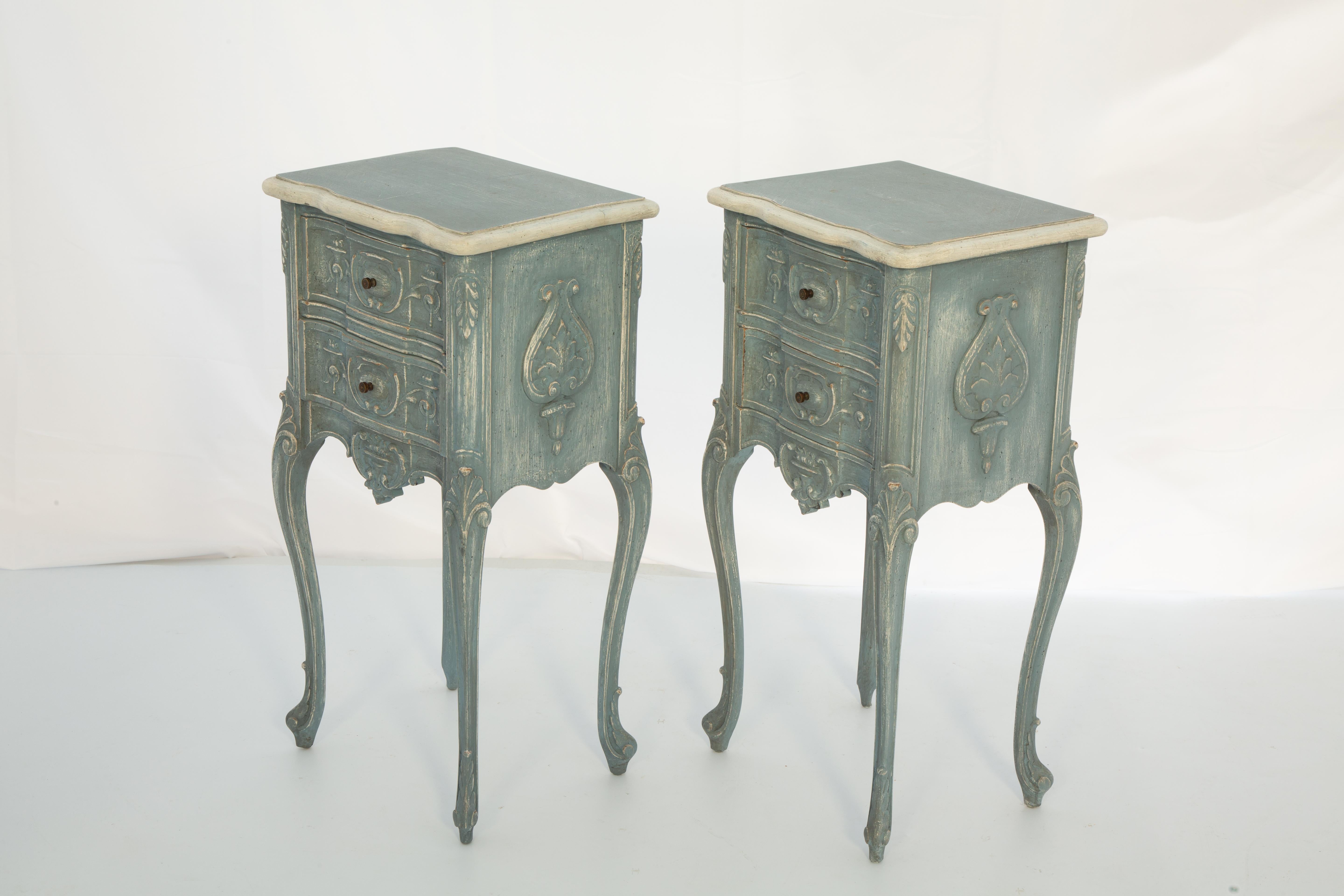 Vintage Pair of Mandel Brothers Hand-Carved and Painted Two-Drawer Bedside Table For Sale 4