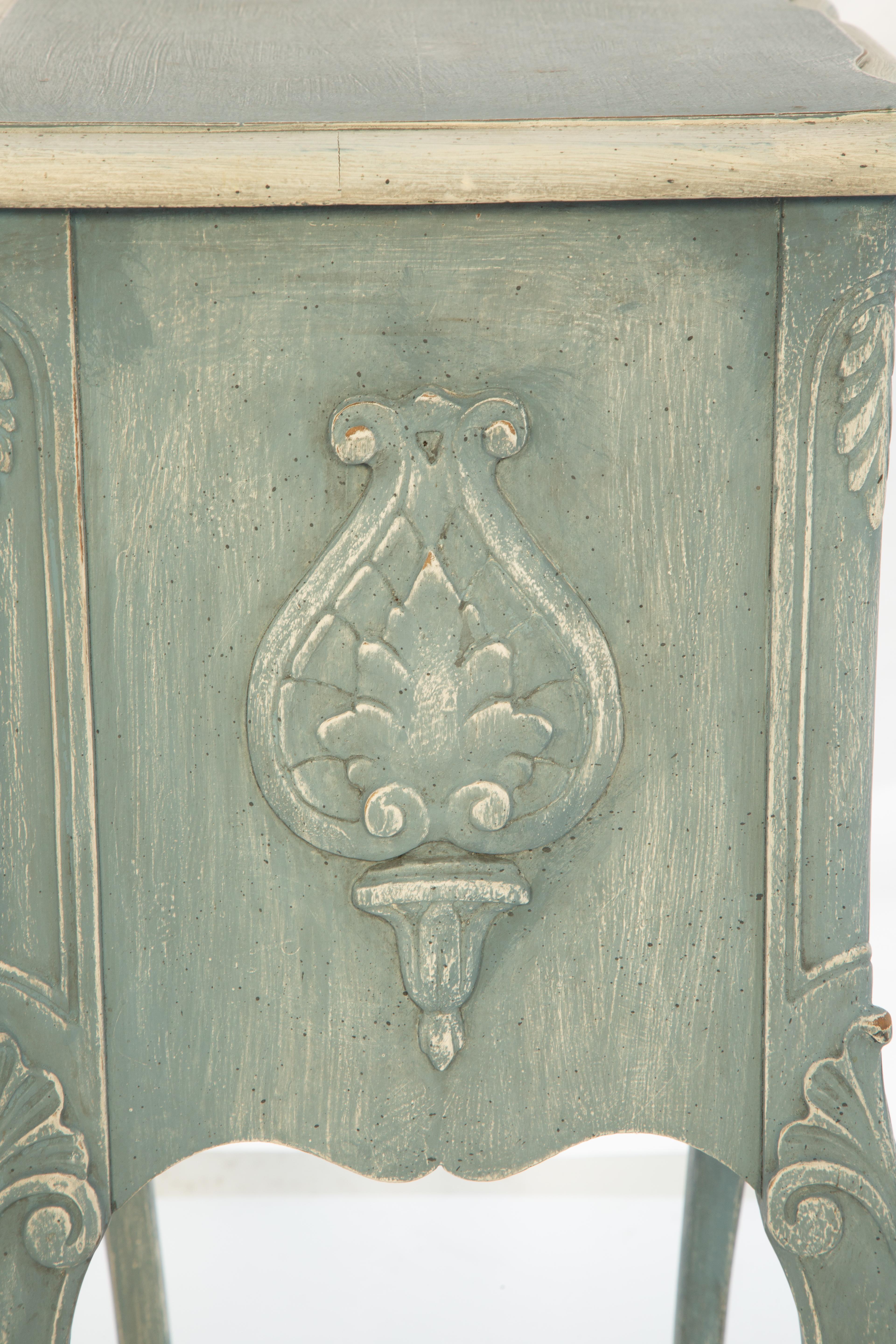 Louis XV Vintage Pair of Mandel Brothers Hand-Carved and Painted Two-Drawer Bedside Table For Sale