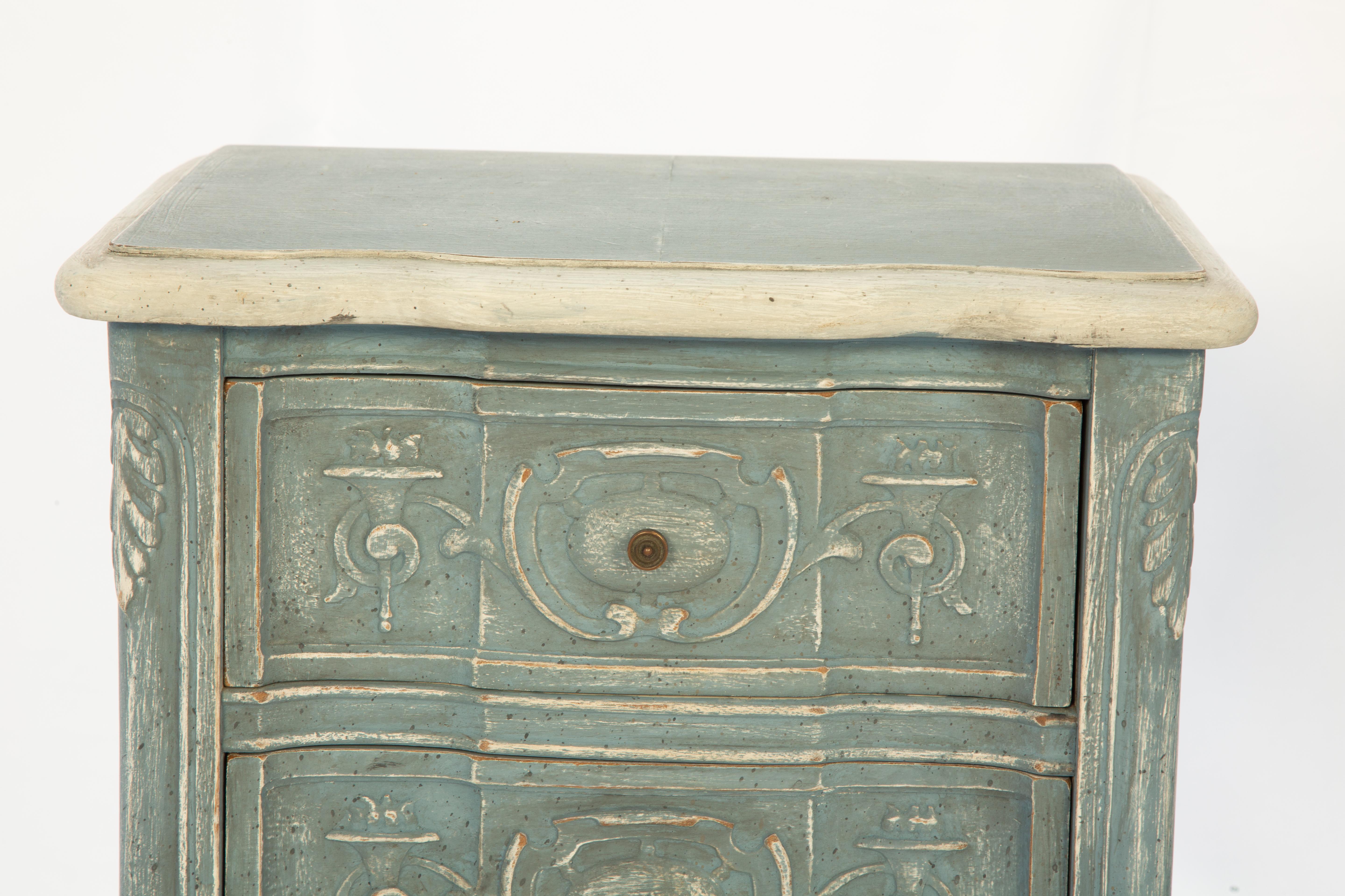 20th Century Vintage Pair of Mandel Brothers Hand-Carved and Painted Two-Drawer Bedside Table For Sale
