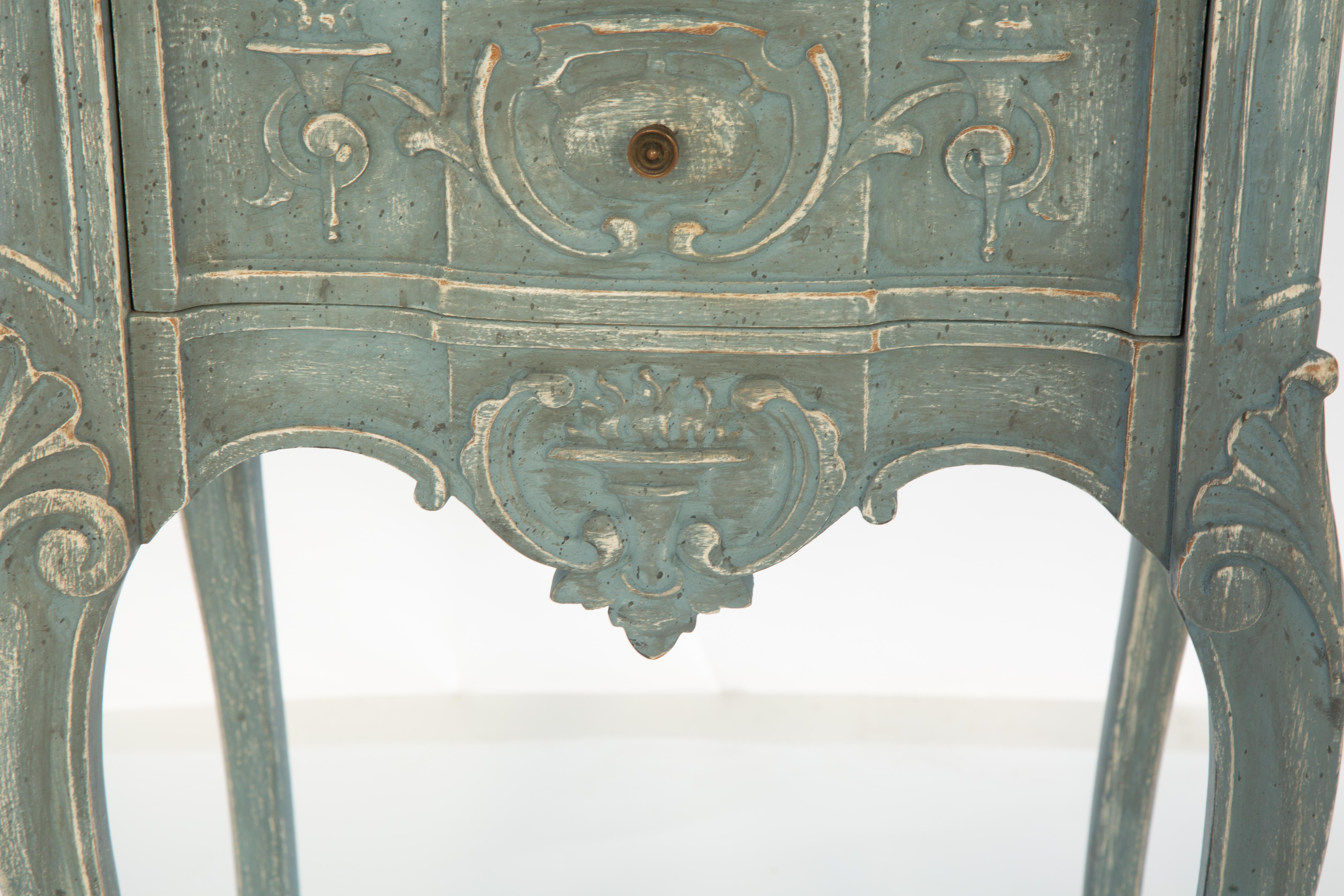 Vintage Pair of Mandel Brothers Hand-Carved and Painted Two-Drawer Bedside Table For Sale 1