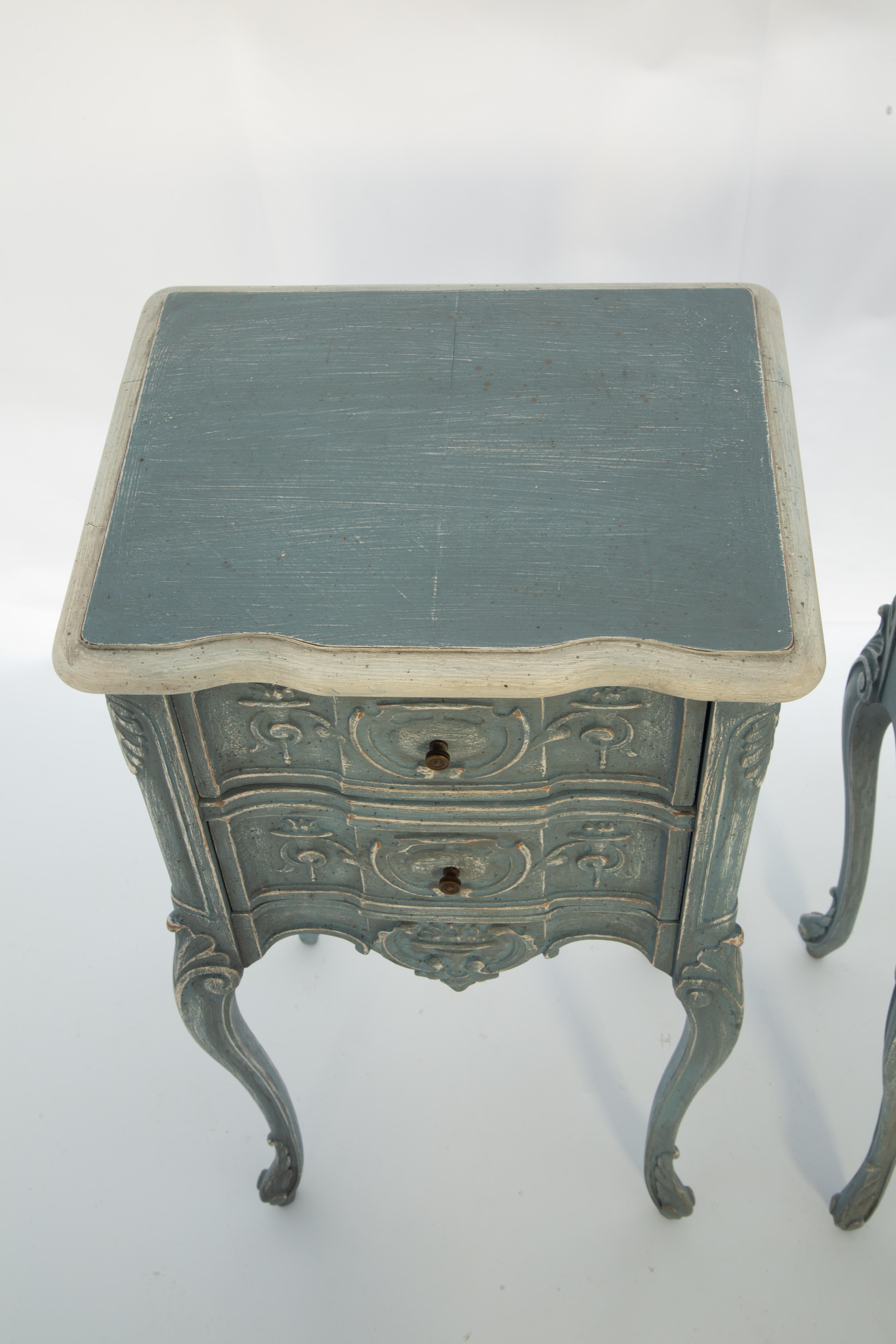 Vintage Pair of Mandel Brothers Hand-Carved and Painted Two-Drawer Bedside Table For Sale 2