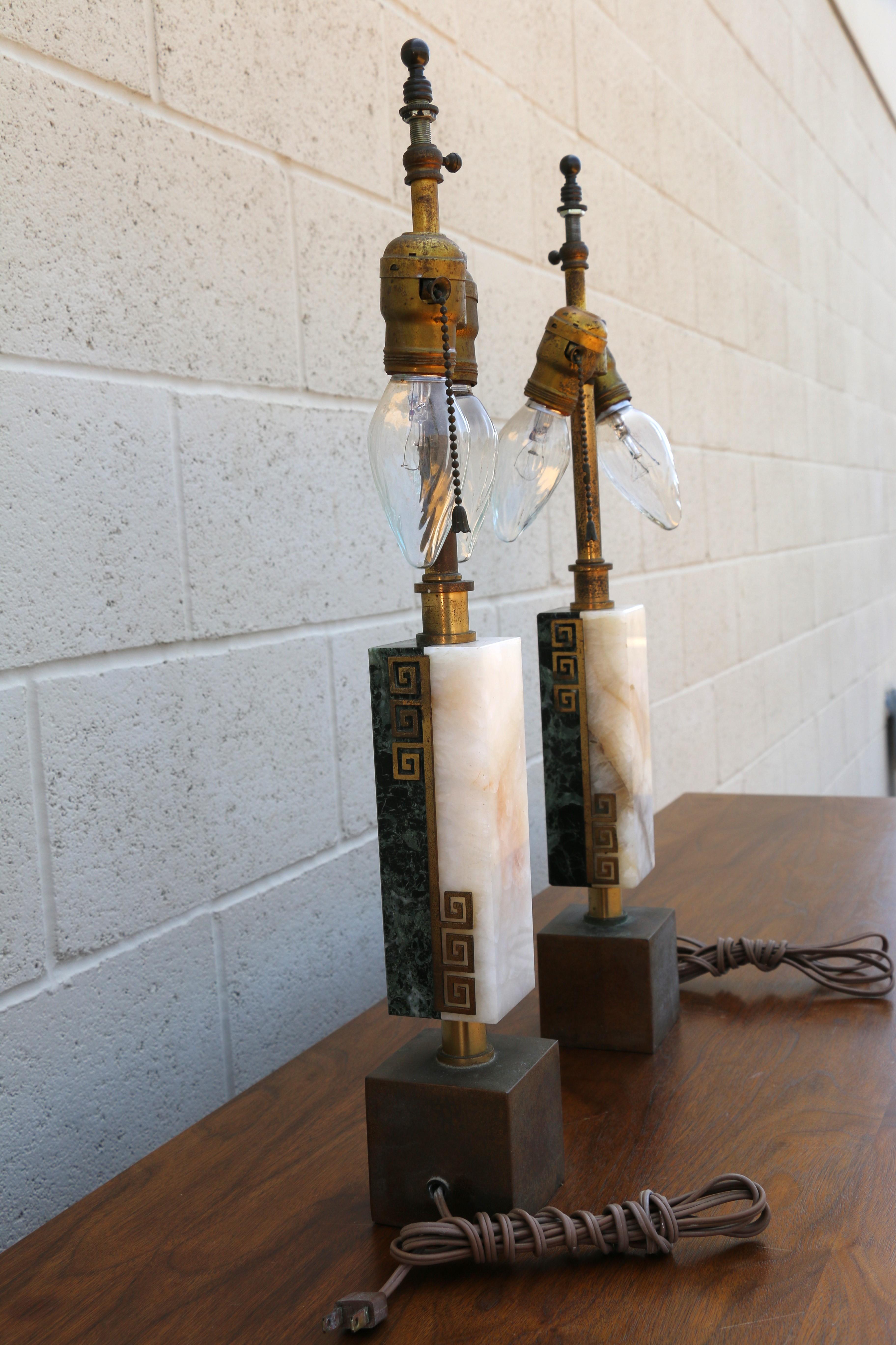 Moderno Coppia di lampade da tavolo in marmo e ottone d'epoca in vendita