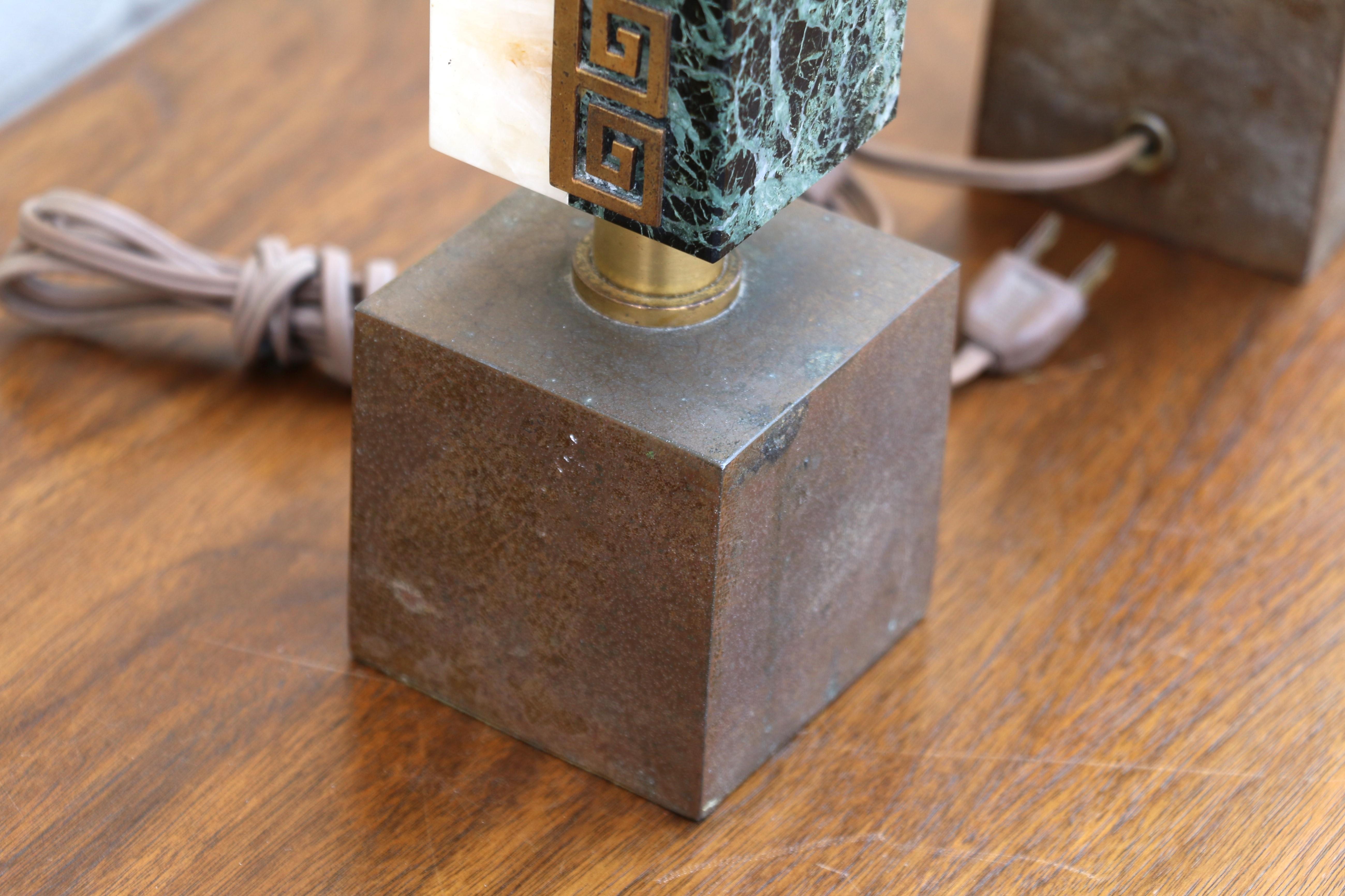 Ottone Coppia di lampade da tavolo in marmo e ottone d'epoca in vendita