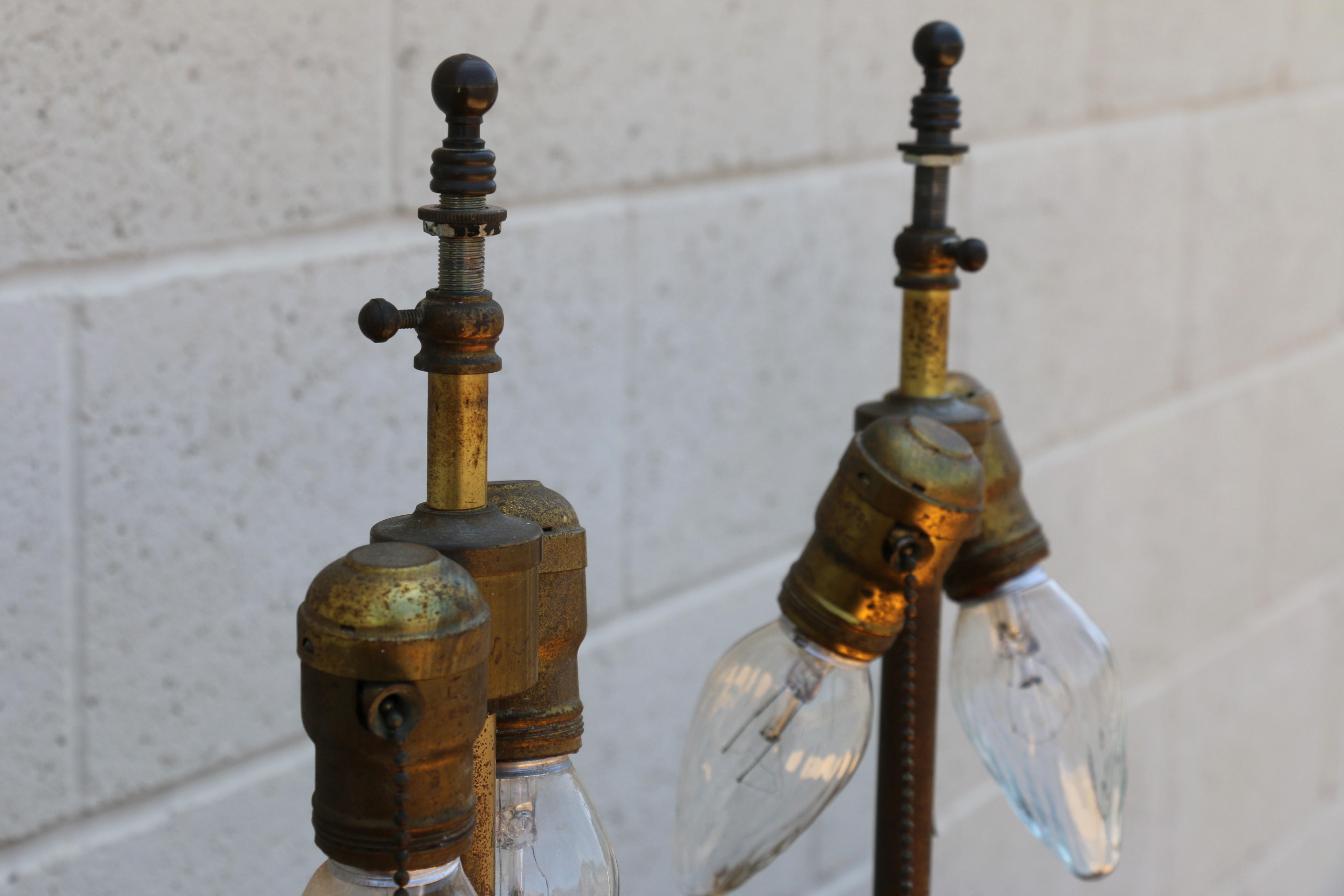 Coppia di lampade da tavolo in marmo e ottone d'epoca in vendita 2