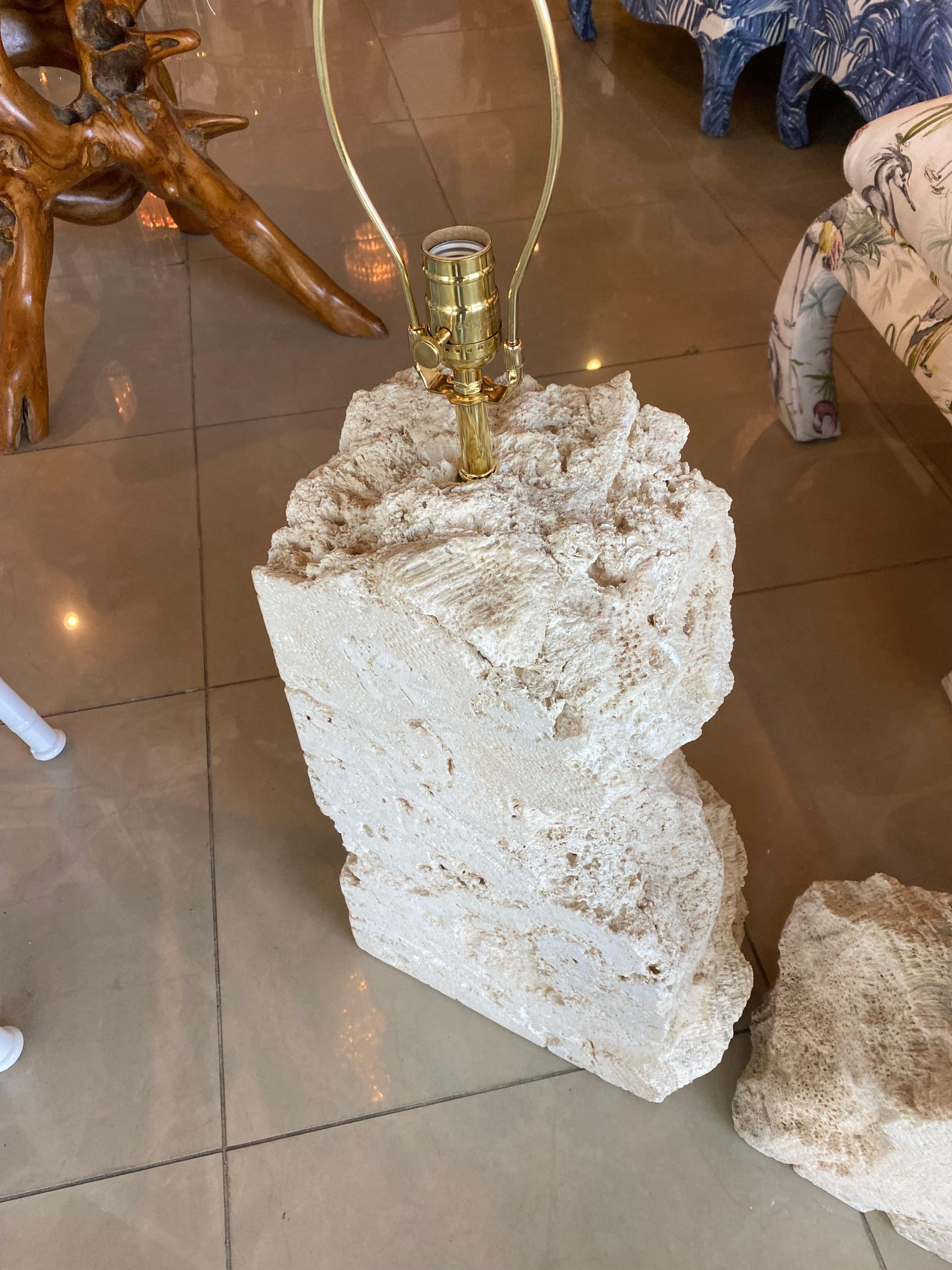 Paar massive Coquina-Tischlampen aus Korallen-Muschel-Stein, neu verdrahtet, Vintage im Zustand „Gut“ im Angebot in West Palm Beach, FL