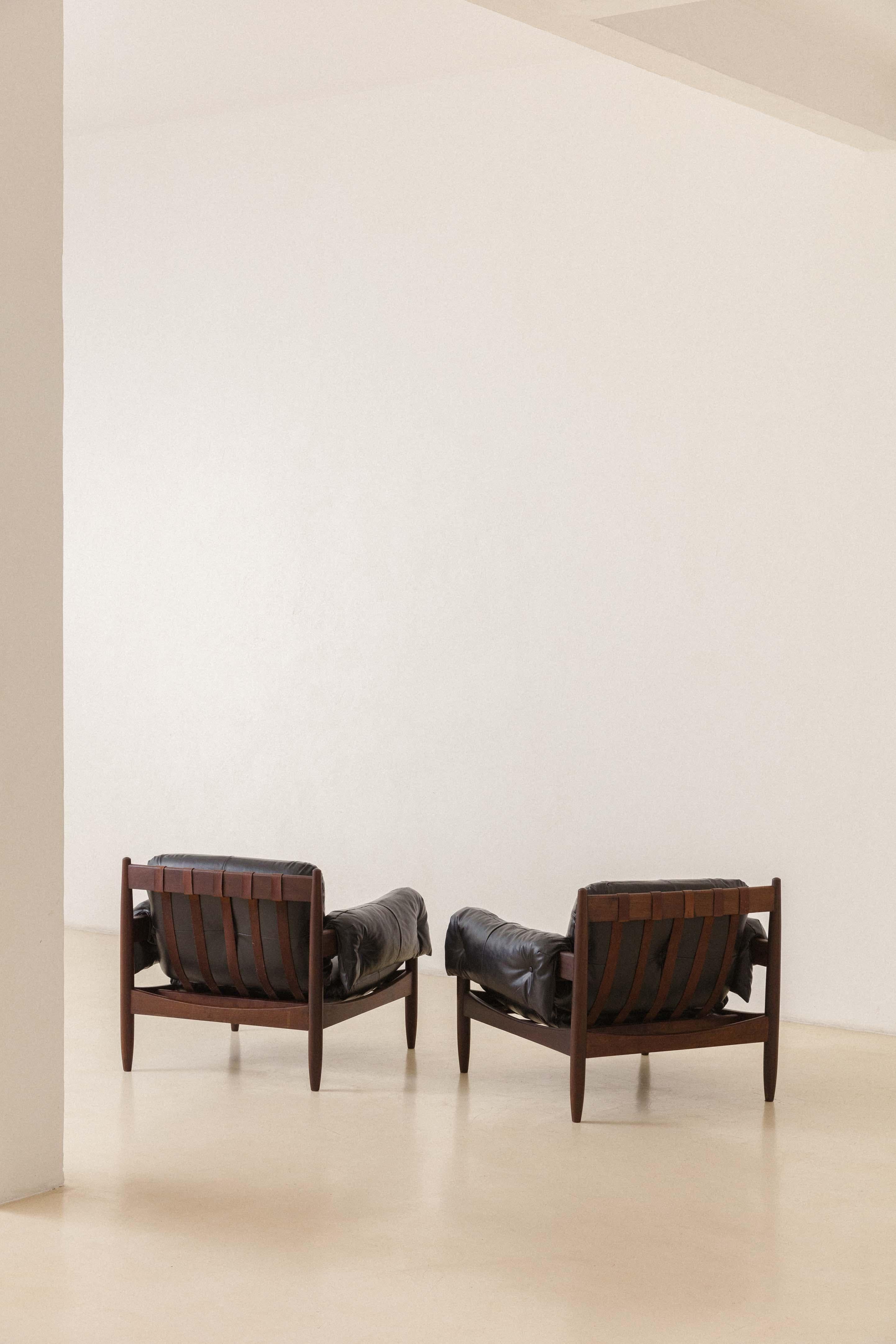 Designed in the 1960s by Sergio Rodrigues (1927-2014), these Meia Pataca armchairs are made of a solid Rosewood structure and comfortable loose cushions in black leather. 

Like many designers of Rodrigues' generation, he dreamed of