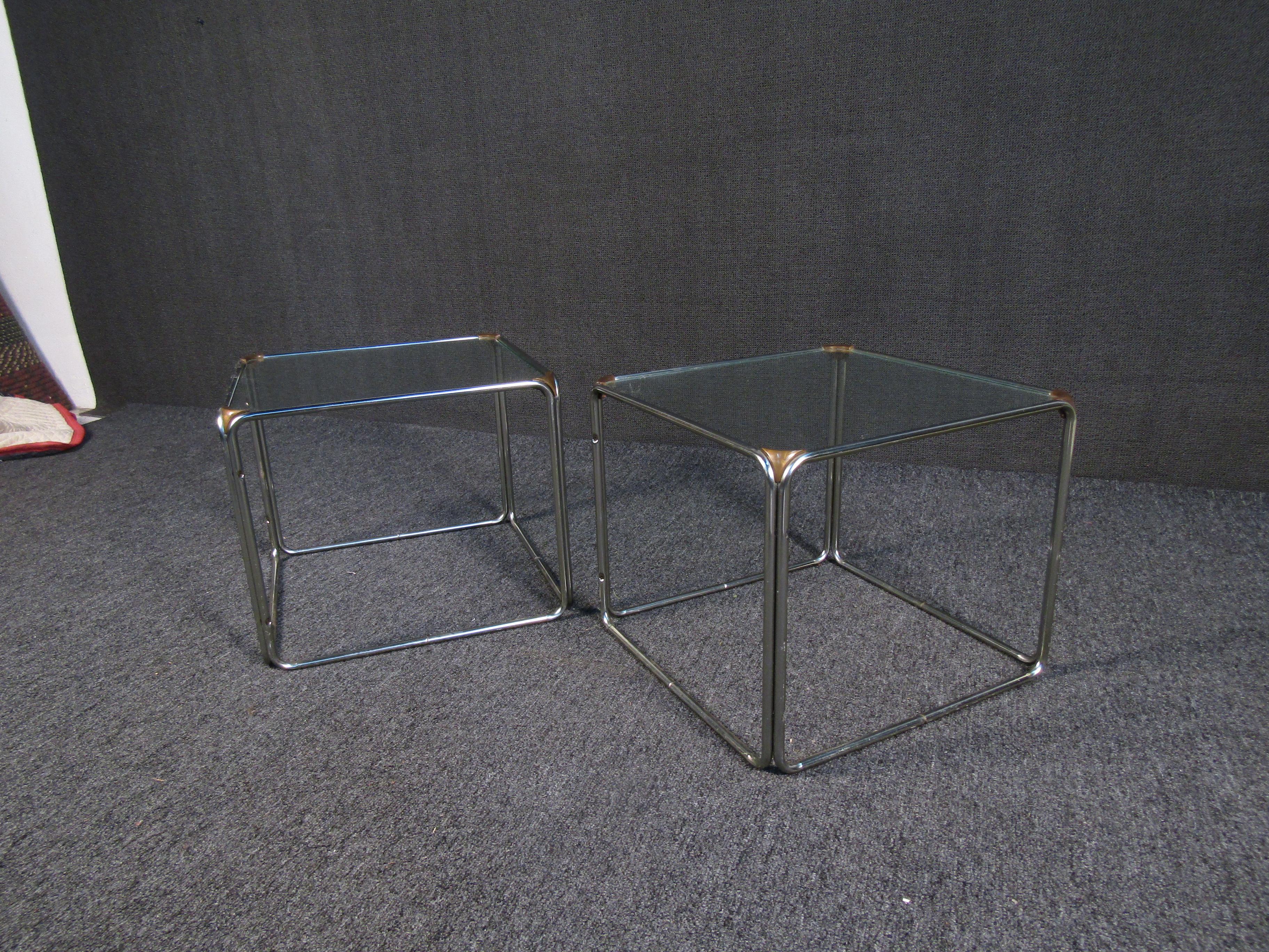 Mid-Century Modern Paire de tables d'appoint vintage en métal et verre en vente