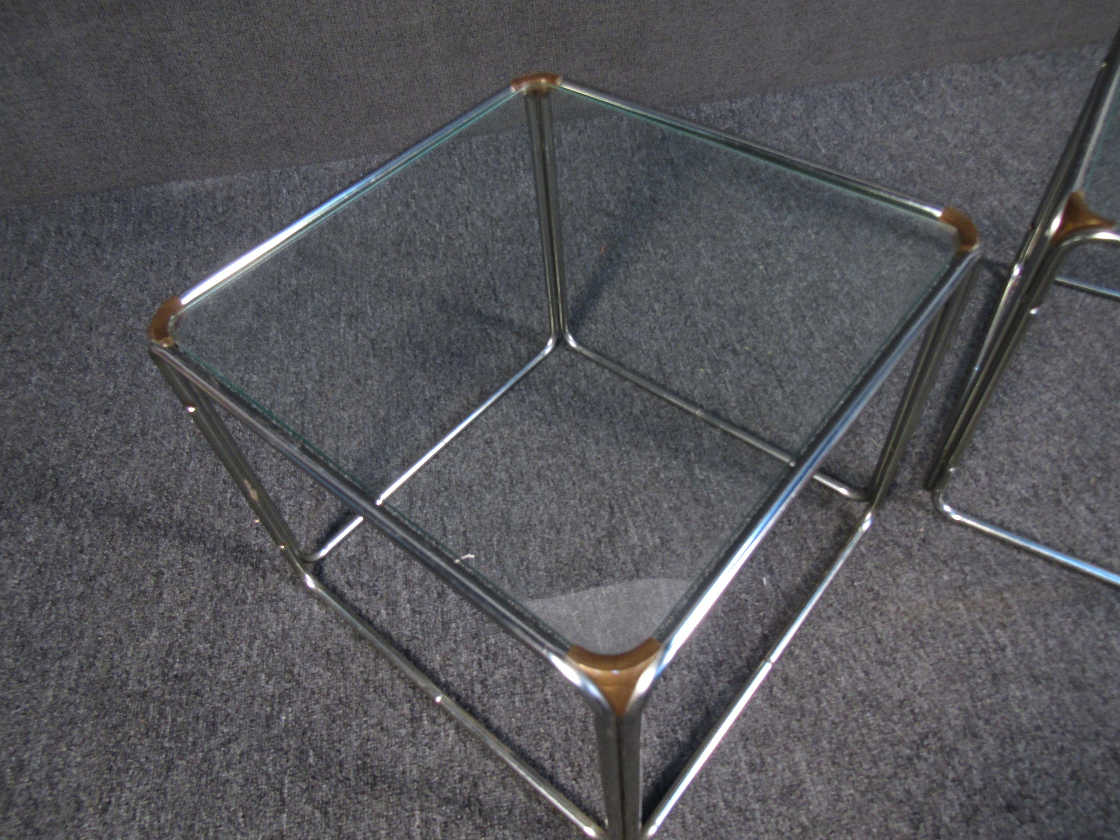 20ième siècle Paire de tables d'appoint vintage en métal et verre en vente