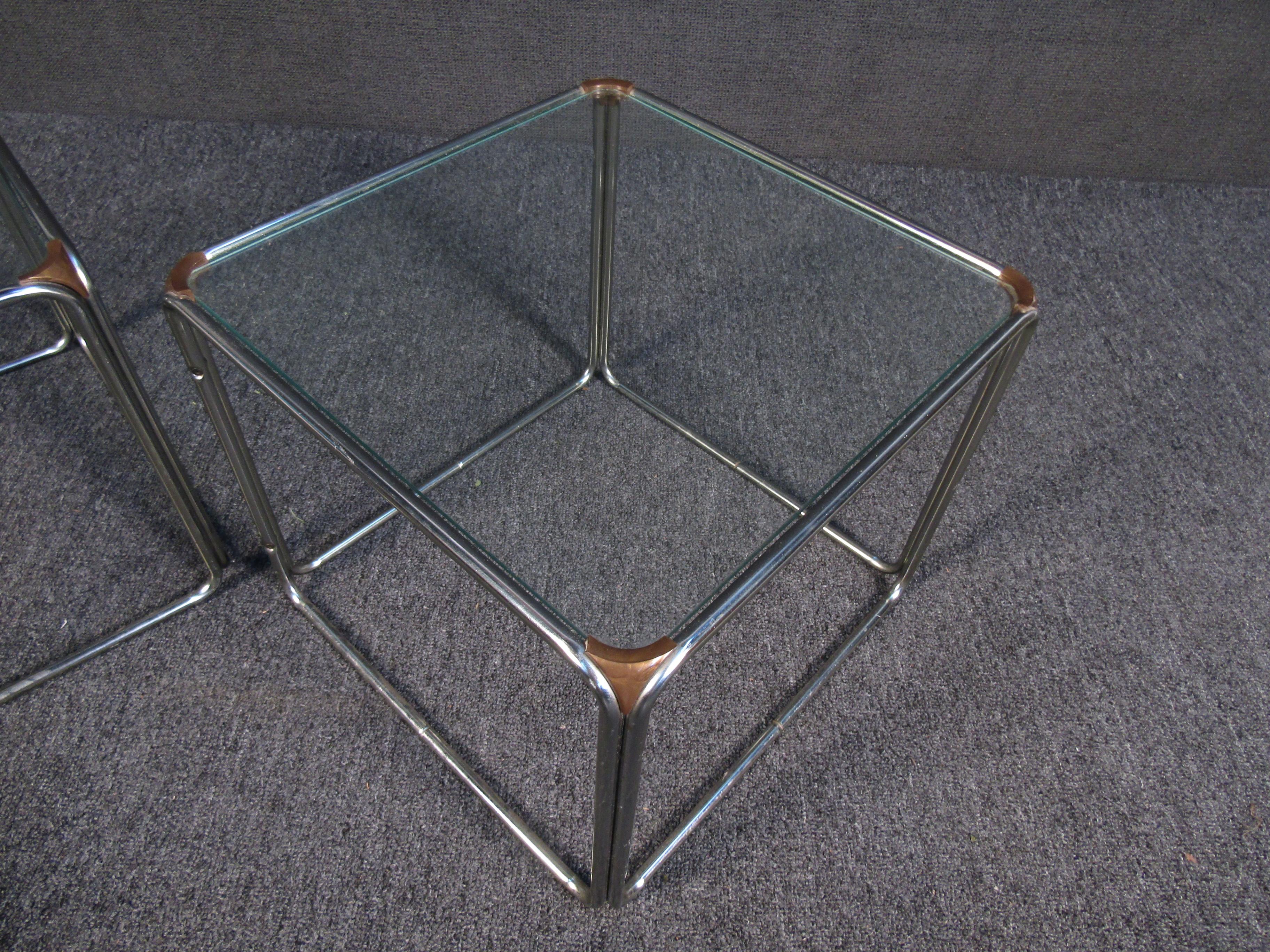 Métal Paire de tables d'appoint vintage en métal et verre en vente