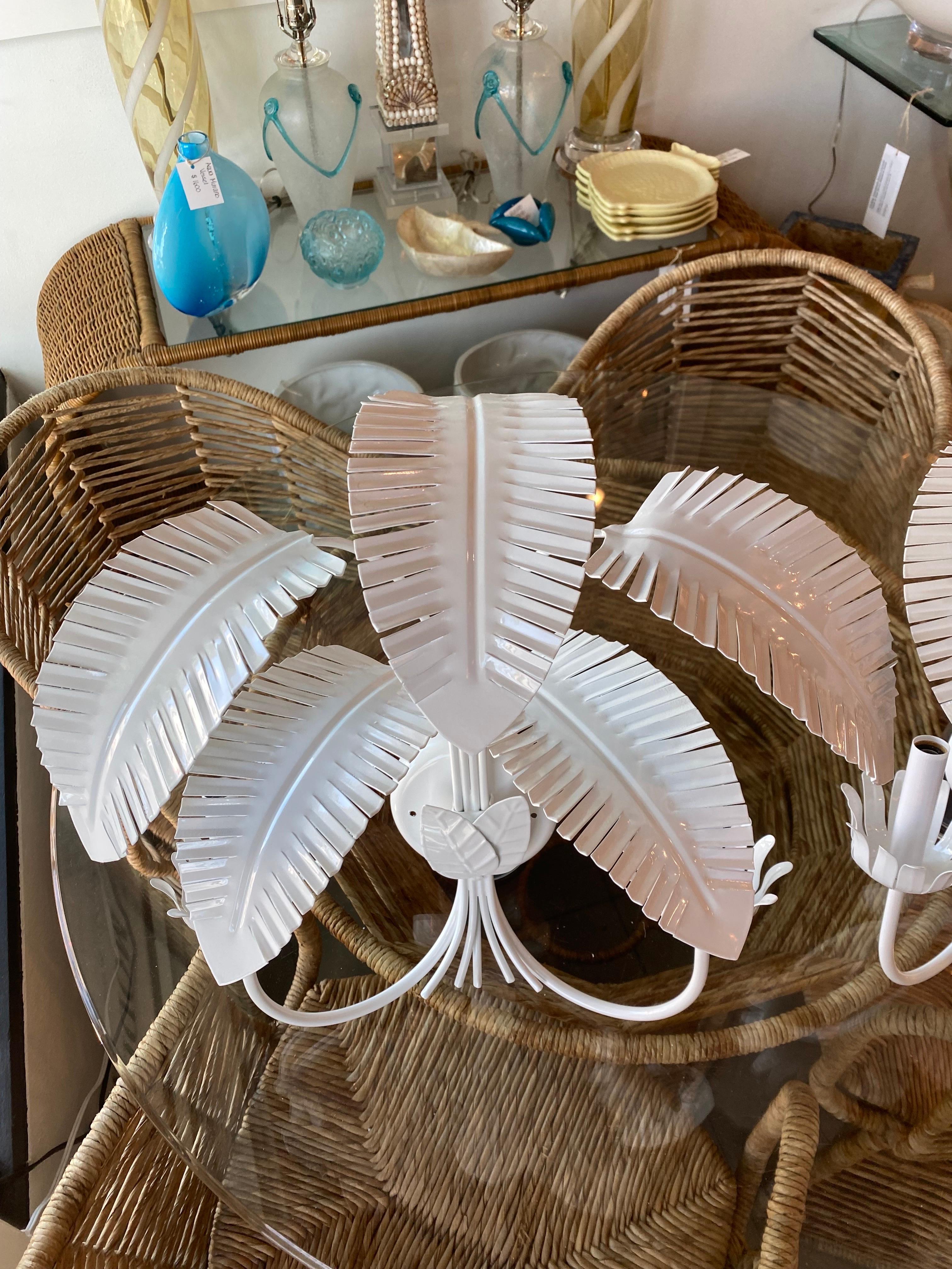 Vintage Pair of Metal Tole Tropical Palm Tree Leaf Wall Light Sconces Restored In Excellent Condition For Sale In West Palm Beach, FL