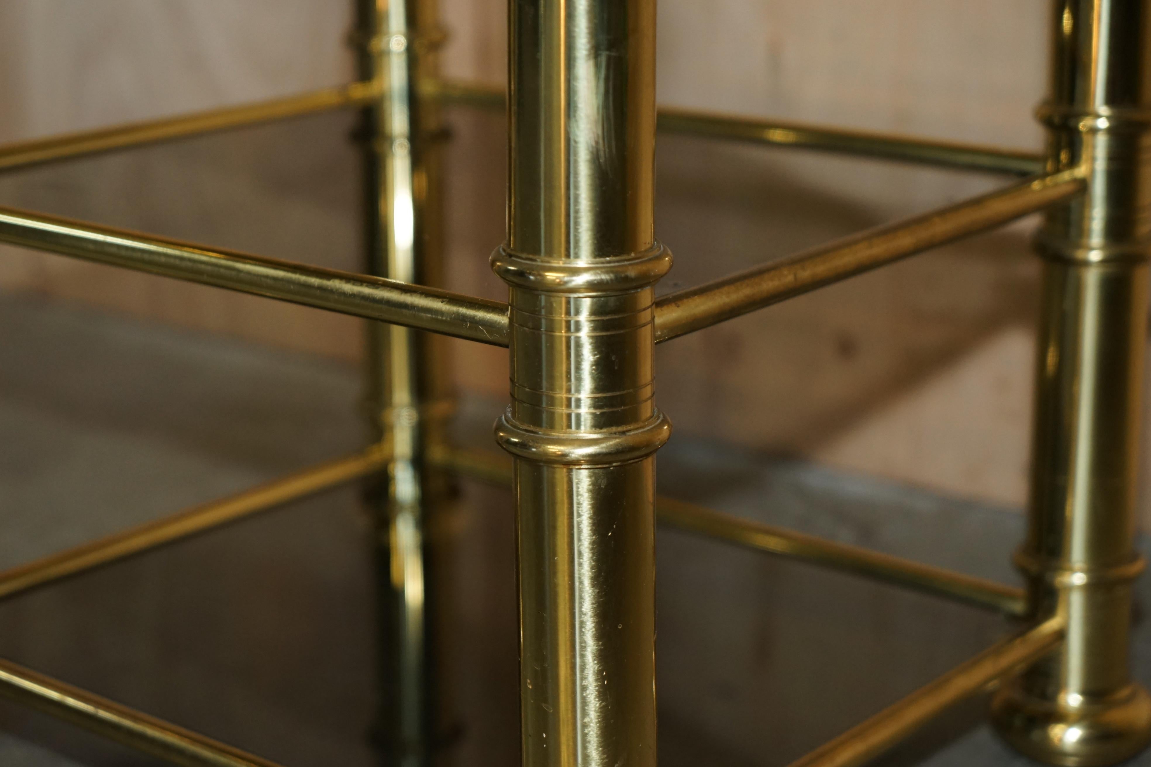 ViNTAGE PAIR OF MID CENTURY MODERN BRASS & SMOKED GLASS ETAGERE SIDE END TABLES For Sale 12