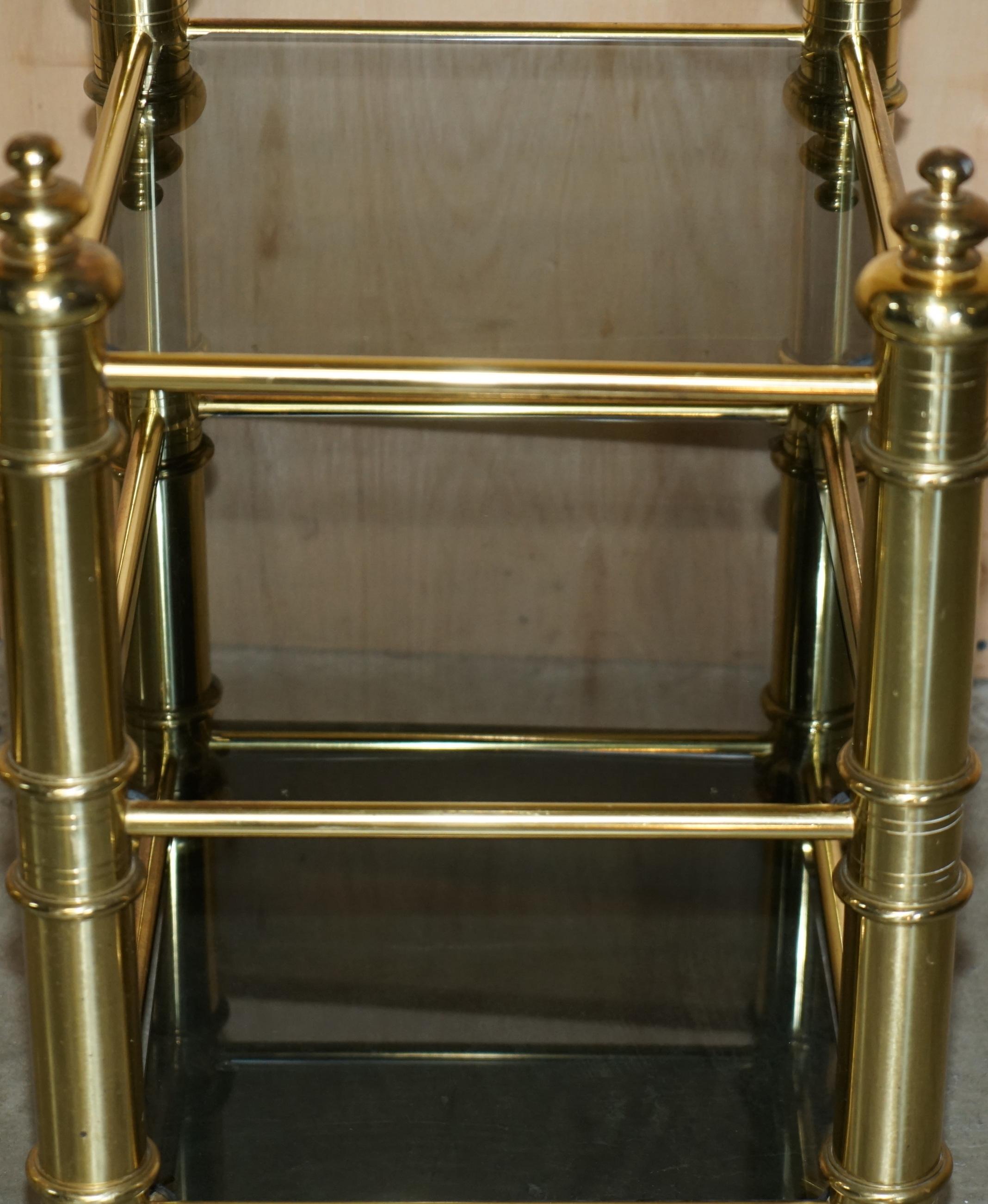 ViNTAGE PAIR D'tabLES D'EXTÉRIEURES LATÉRALES EN BRASS ET GLASS SMOKED du milieu du XXe siècle en vente 1
