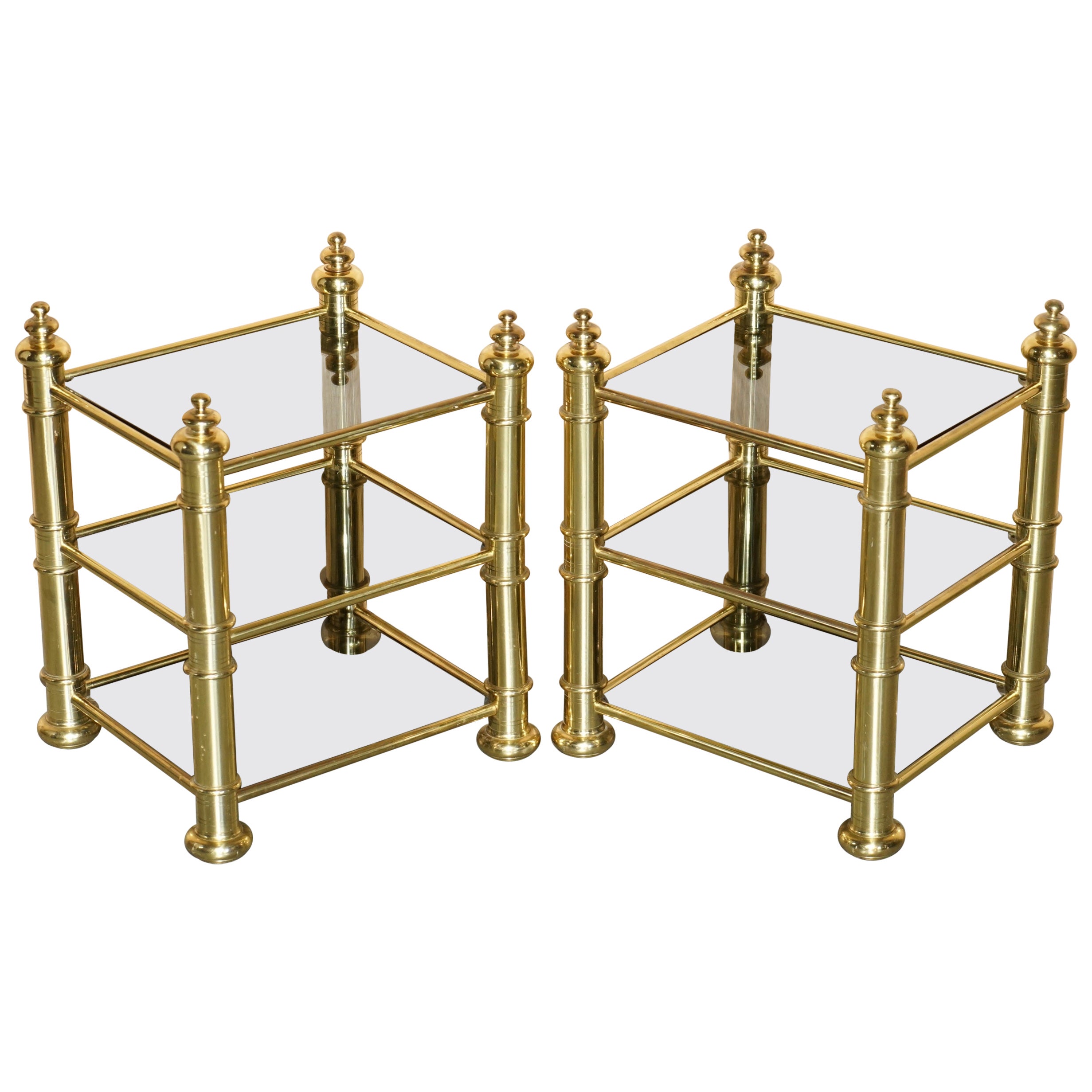 ViNTAGE PAIR D'tabLES D'EXTÉRIEURES LATÉRALES EN BRASS ET GLASS SMOKED du milieu du XXe siècle