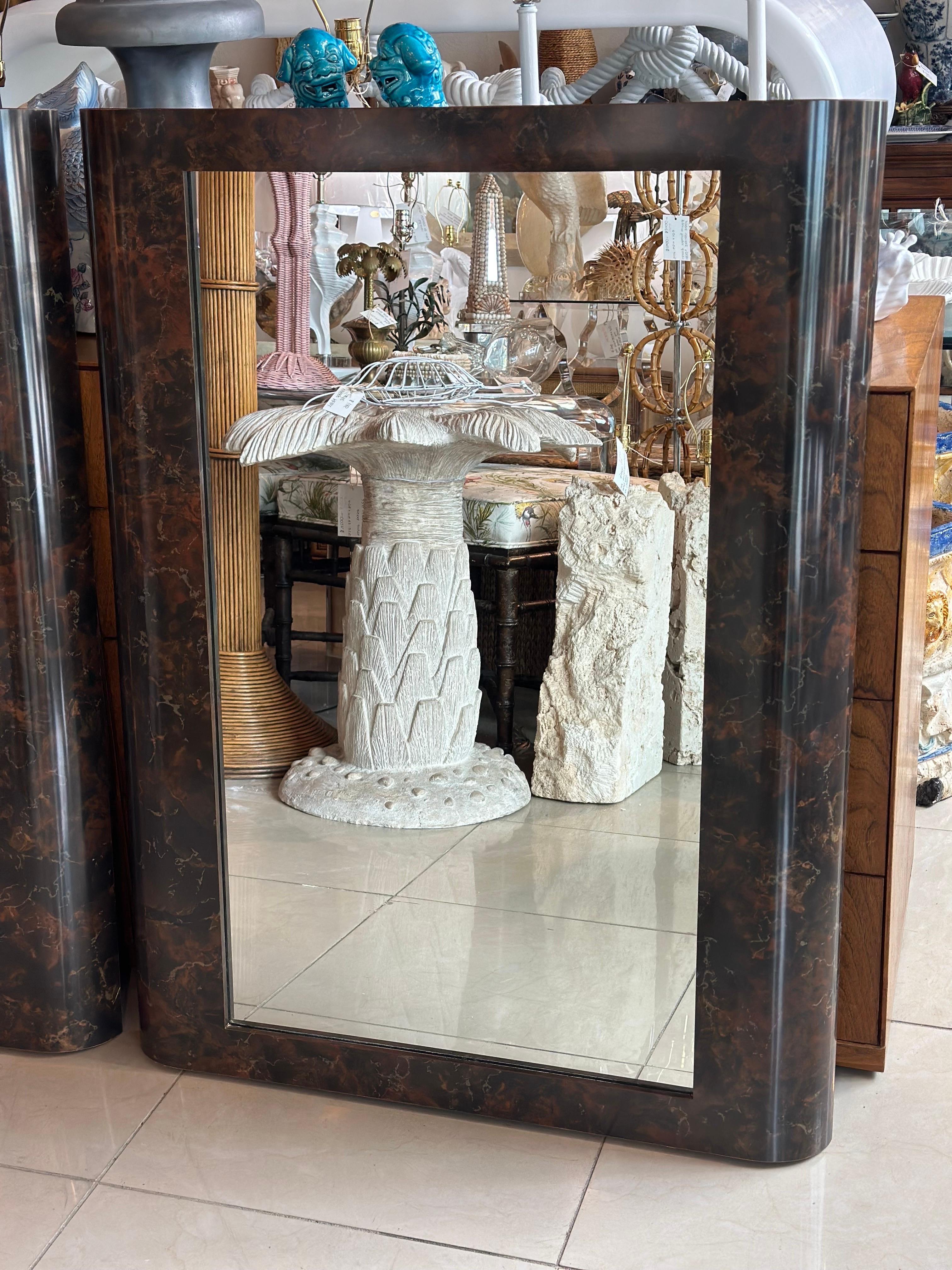 Vintage 1970 paire de miroirs muraux modernes en faux bois de ronce, stratifié mica foncé. Prêt à être accroché. Chaque miroir mesure 42 H x 32,25 L x 2,75 P. 