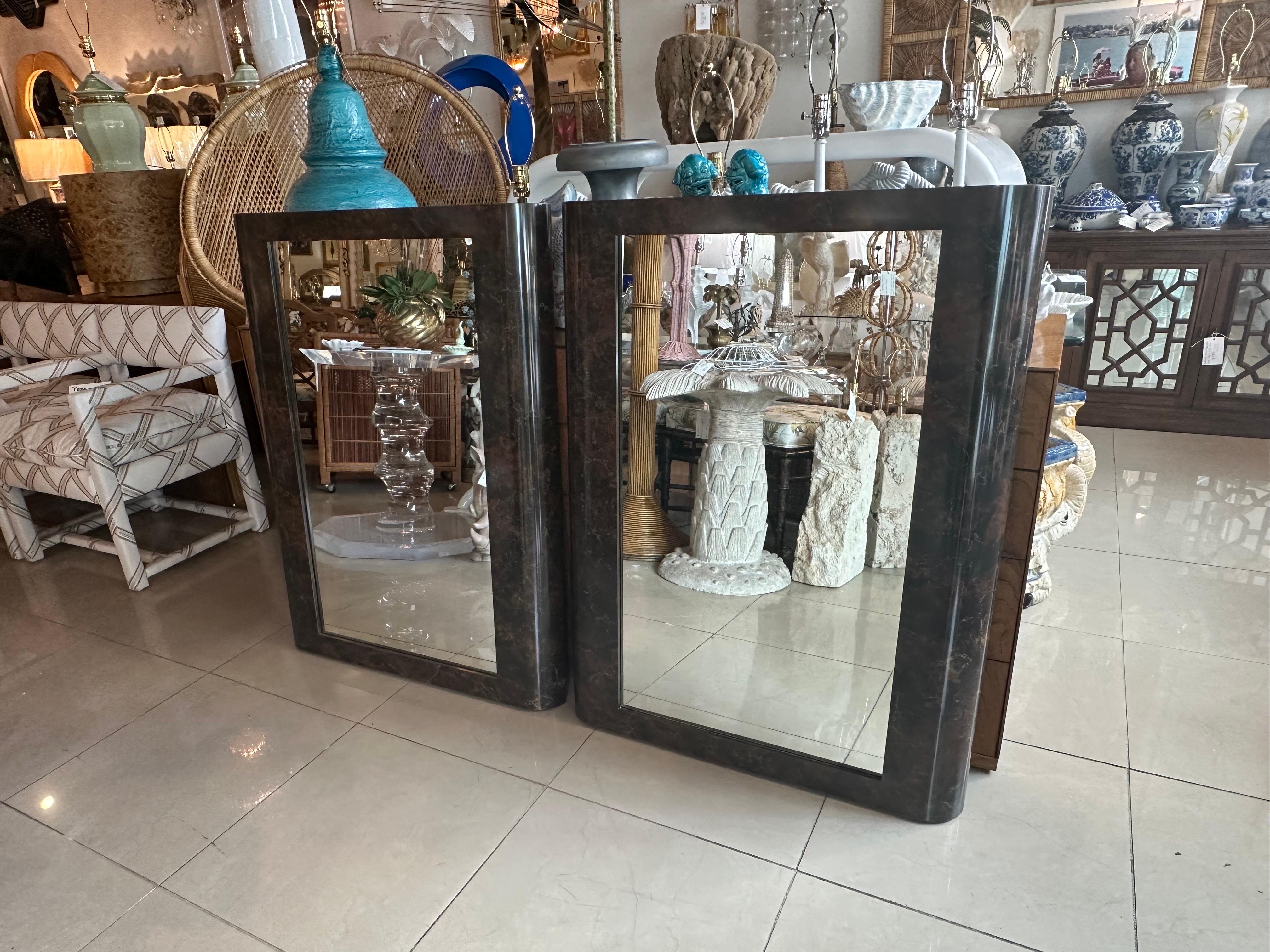 Mid-Century Modern Paire de miroirs muraux en bois de ronce foncé, modernes du milieu du siècle dernier en vente