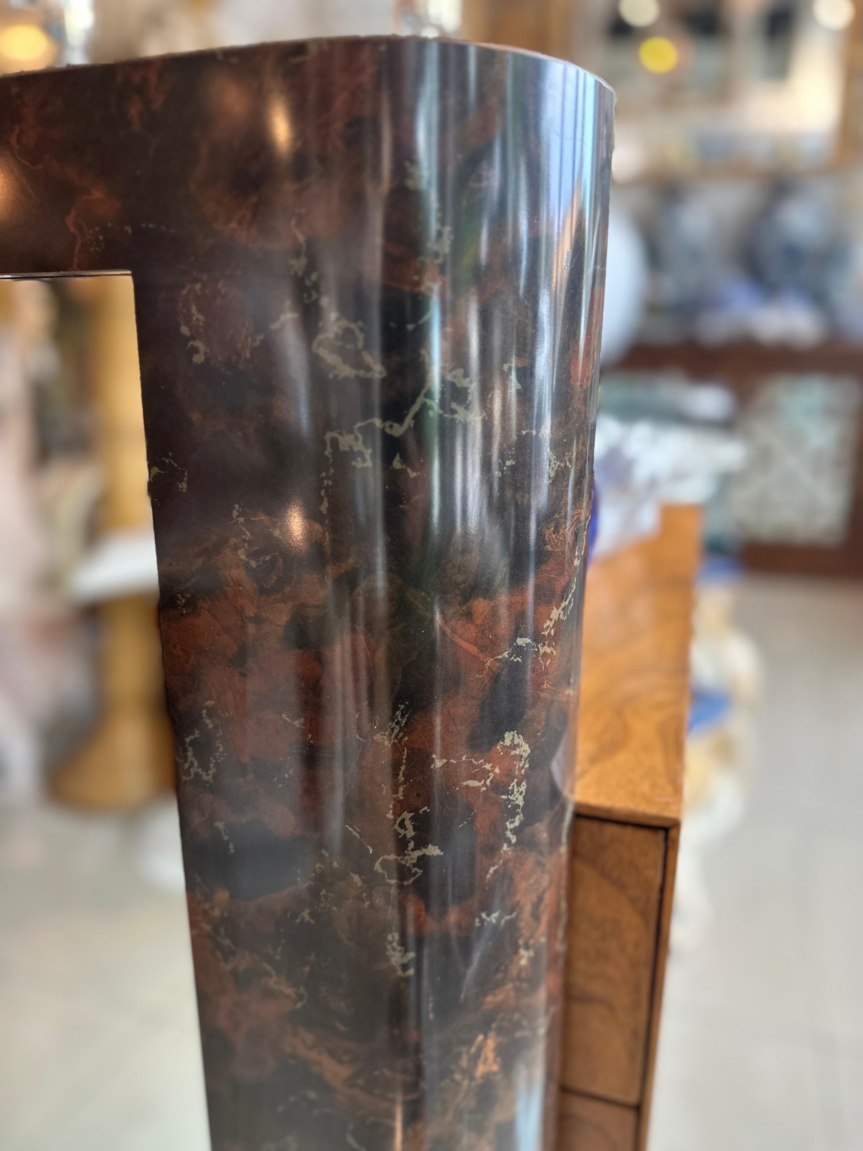 Américain Paire de miroirs muraux en bois de ronce foncé, modernes du milieu du siècle dernier en vente