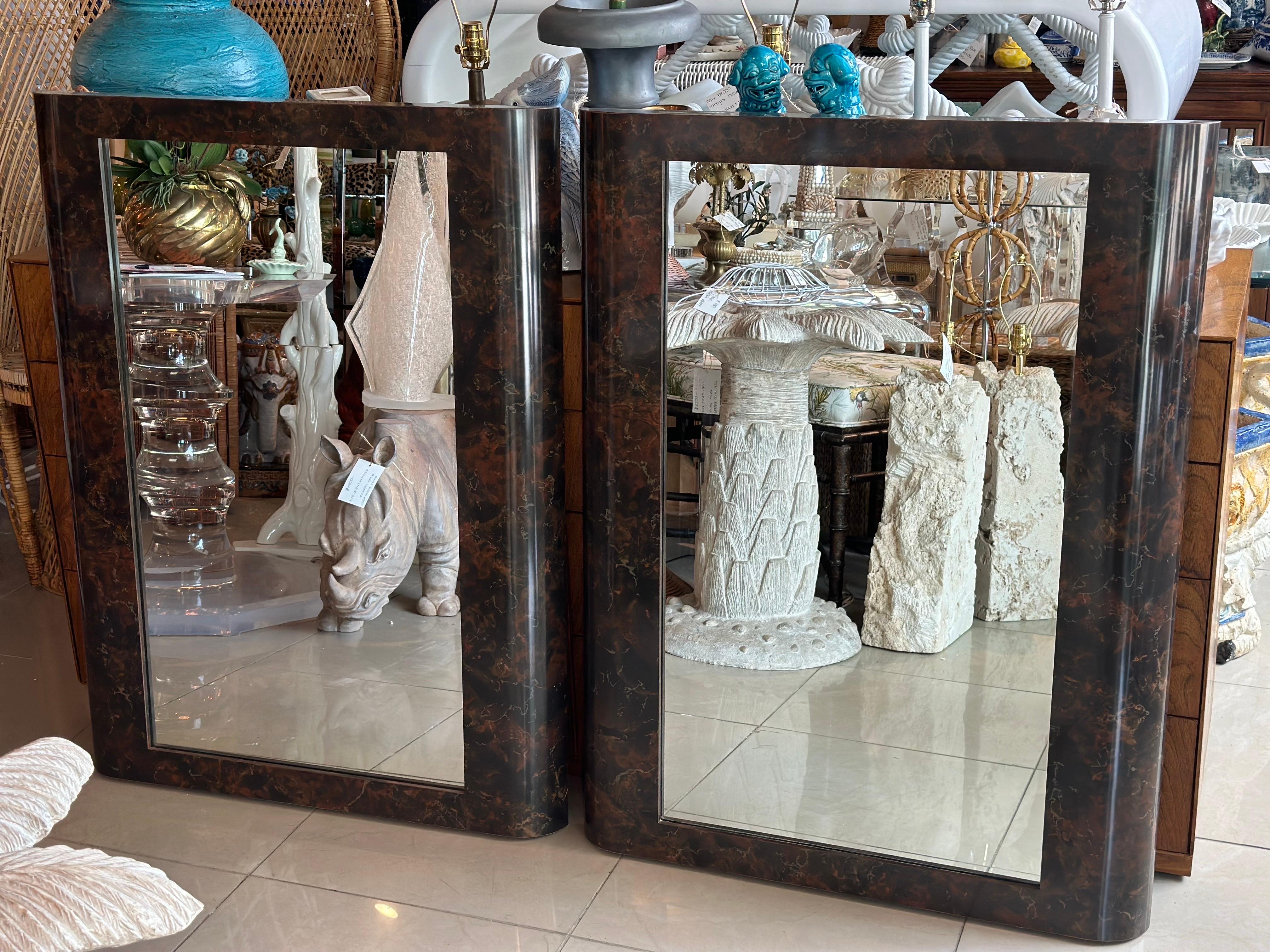 Laminé Paire de miroirs muraux en bois de ronce foncé, modernes du milieu du siècle dernier en vente