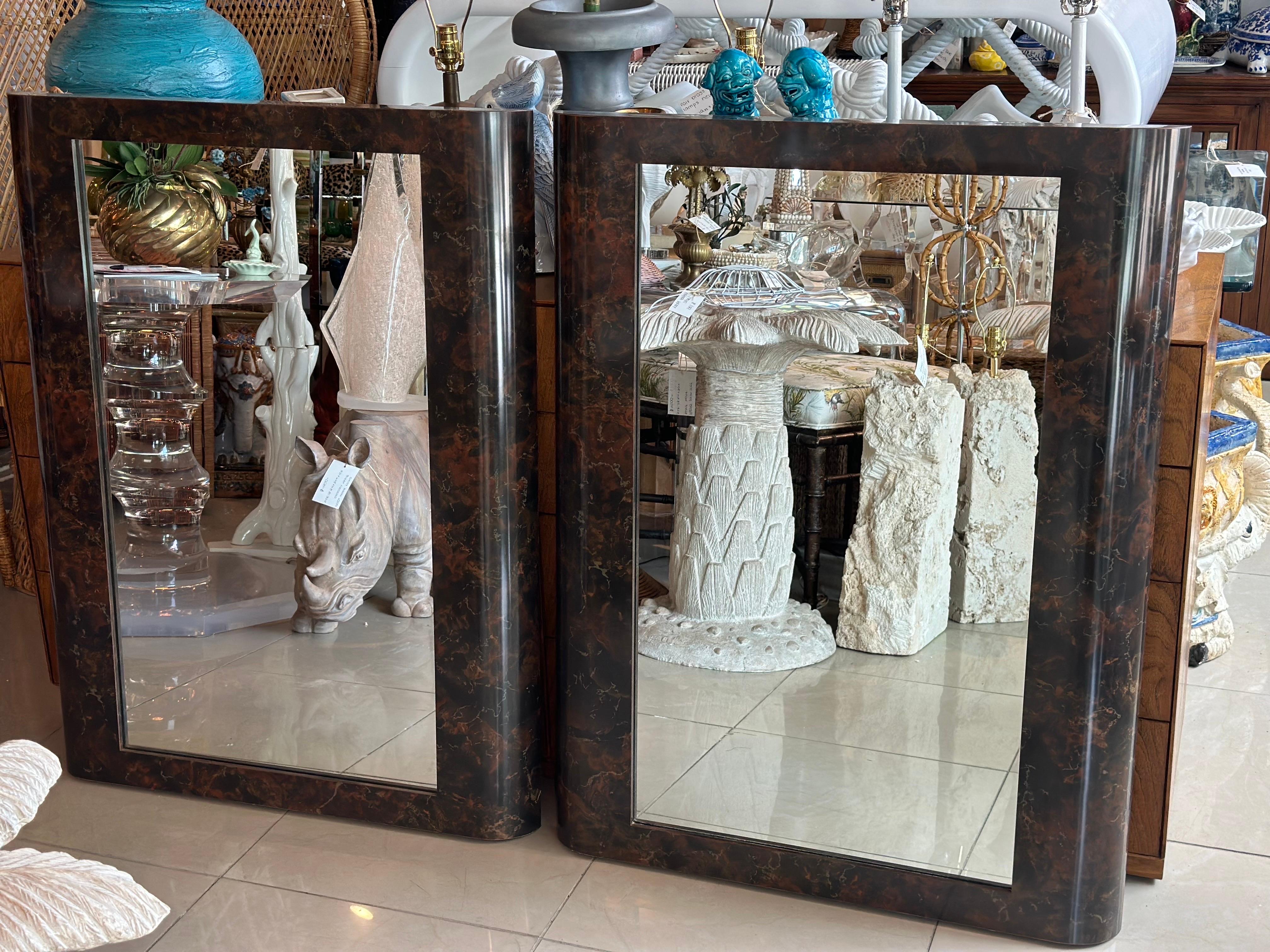 Paire de miroirs muraux en bois de ronce foncé, modernes du milieu du siècle dernier Bon état - En vente à West Palm Beach, FL