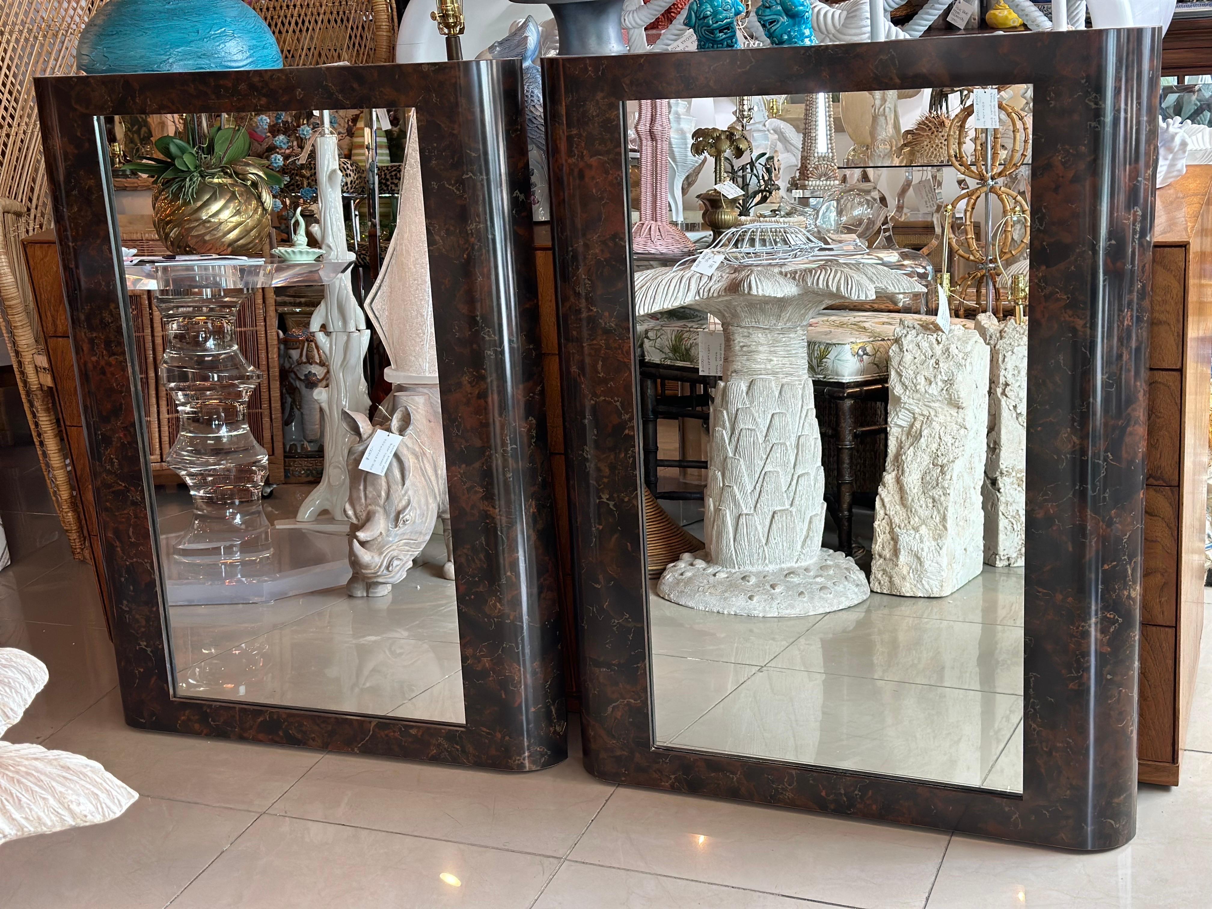Fin du 20e siècle Paire de miroirs muraux en bois de ronce foncé, modernes du milieu du siècle dernier en vente