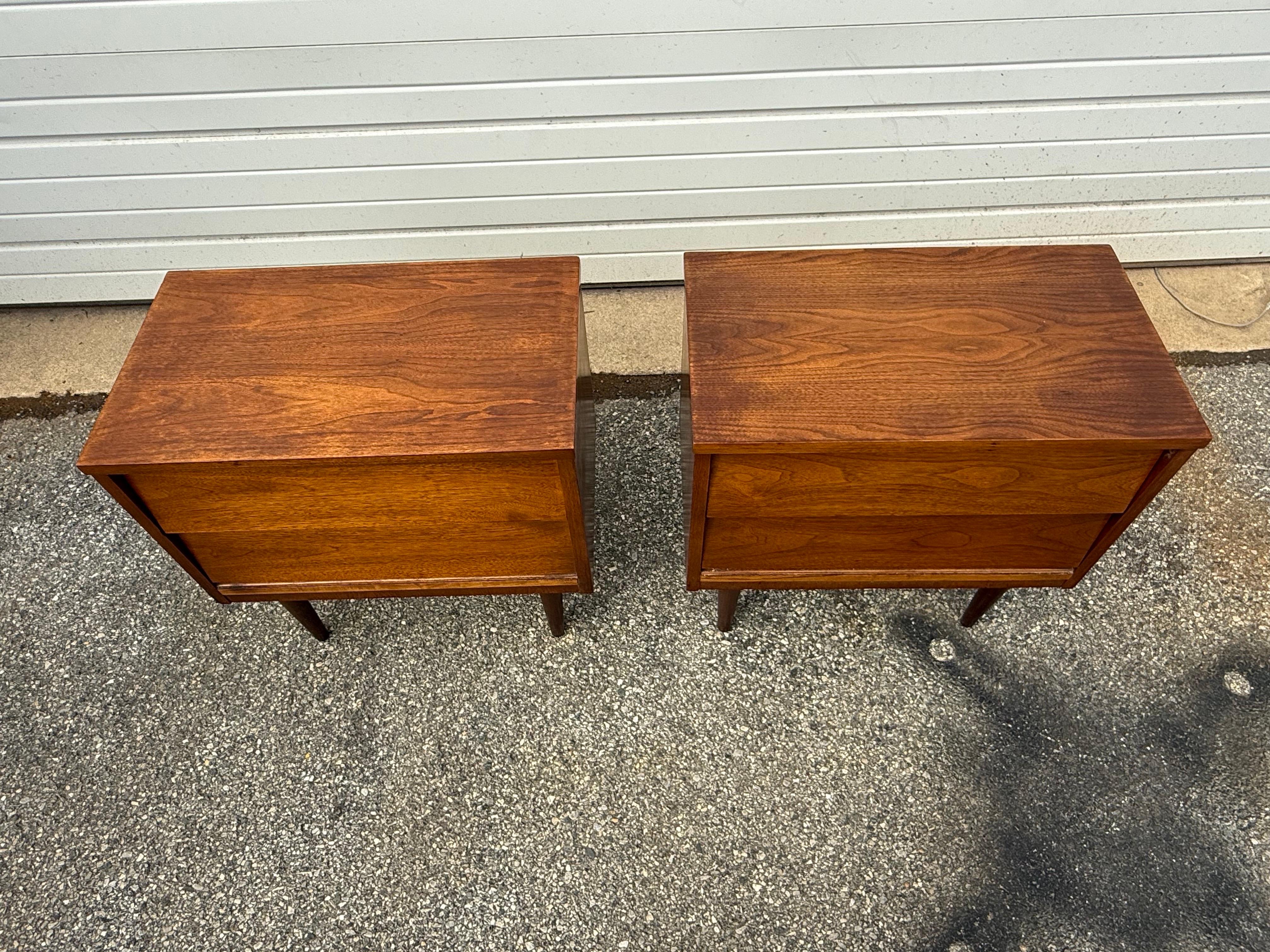 Vintage Pair of Mid-Century Modern Johnson Carver Style Walnut Nightstands en vente 3