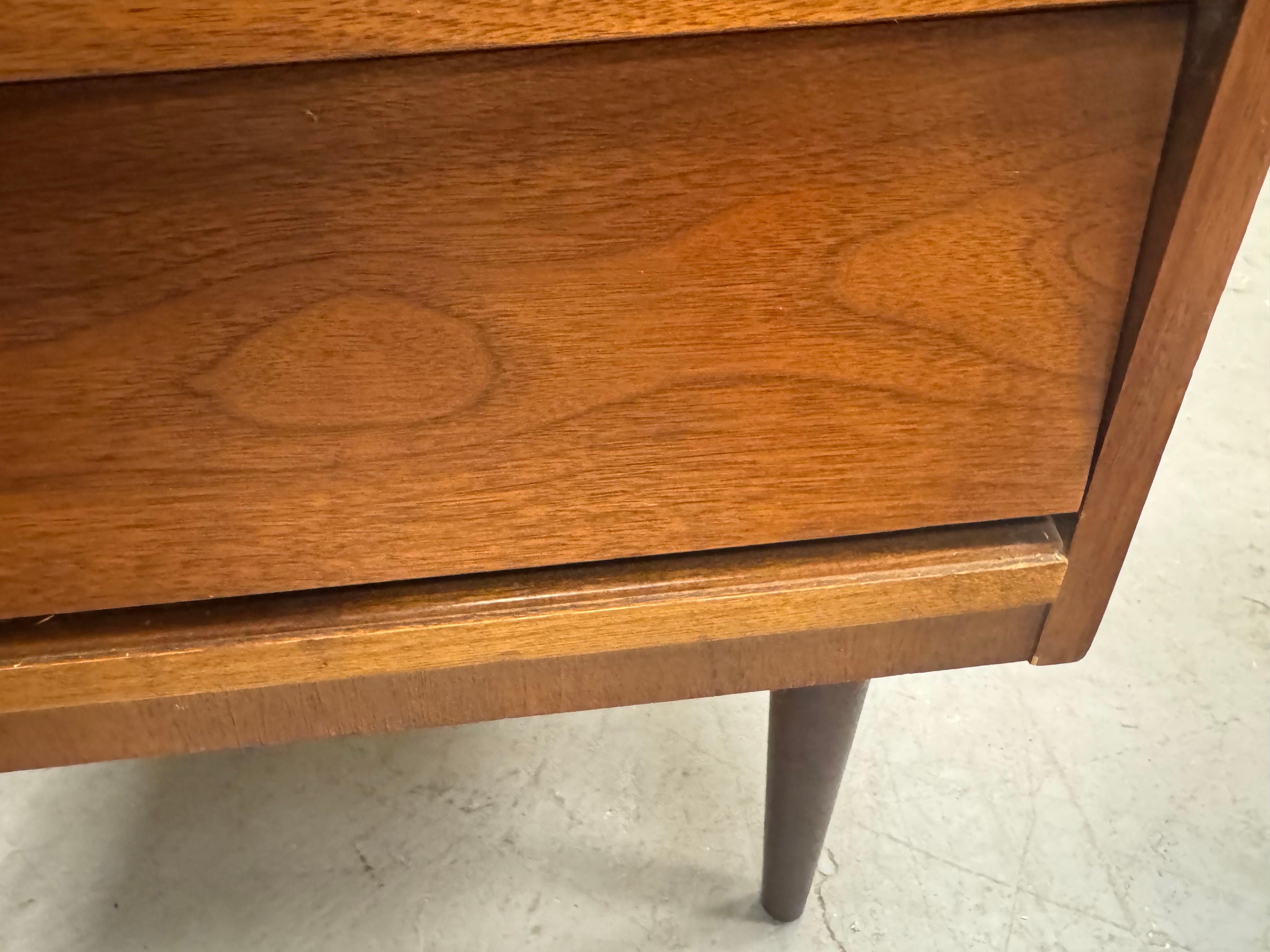 Vintage Pair of Mid-Century Modern Johnson Carver Style Walnut Nightstands en vente 4