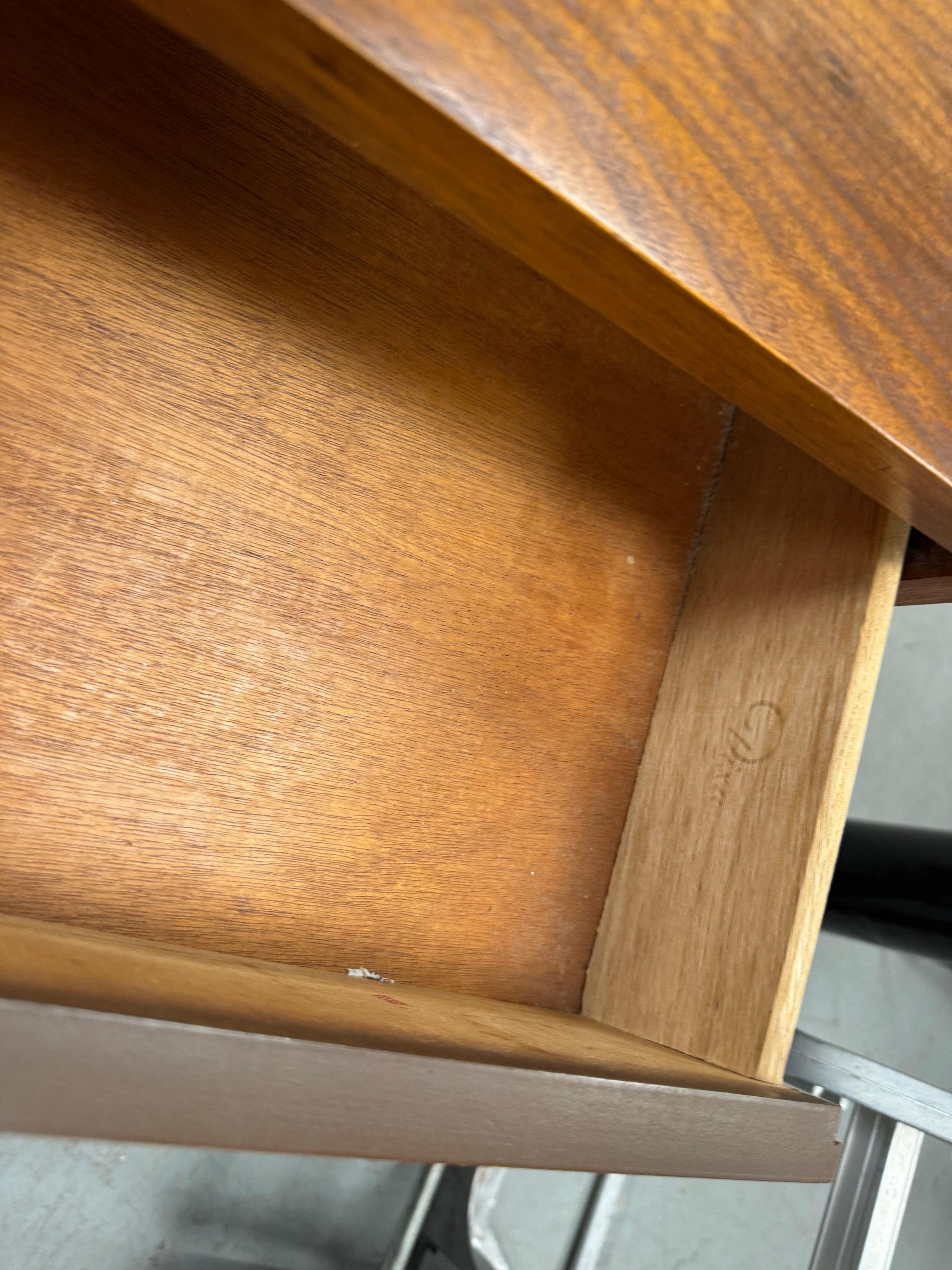 Vintage Pair of Mid-Century Modern Johnson Carver Style Walnut Nightstands en vente 5