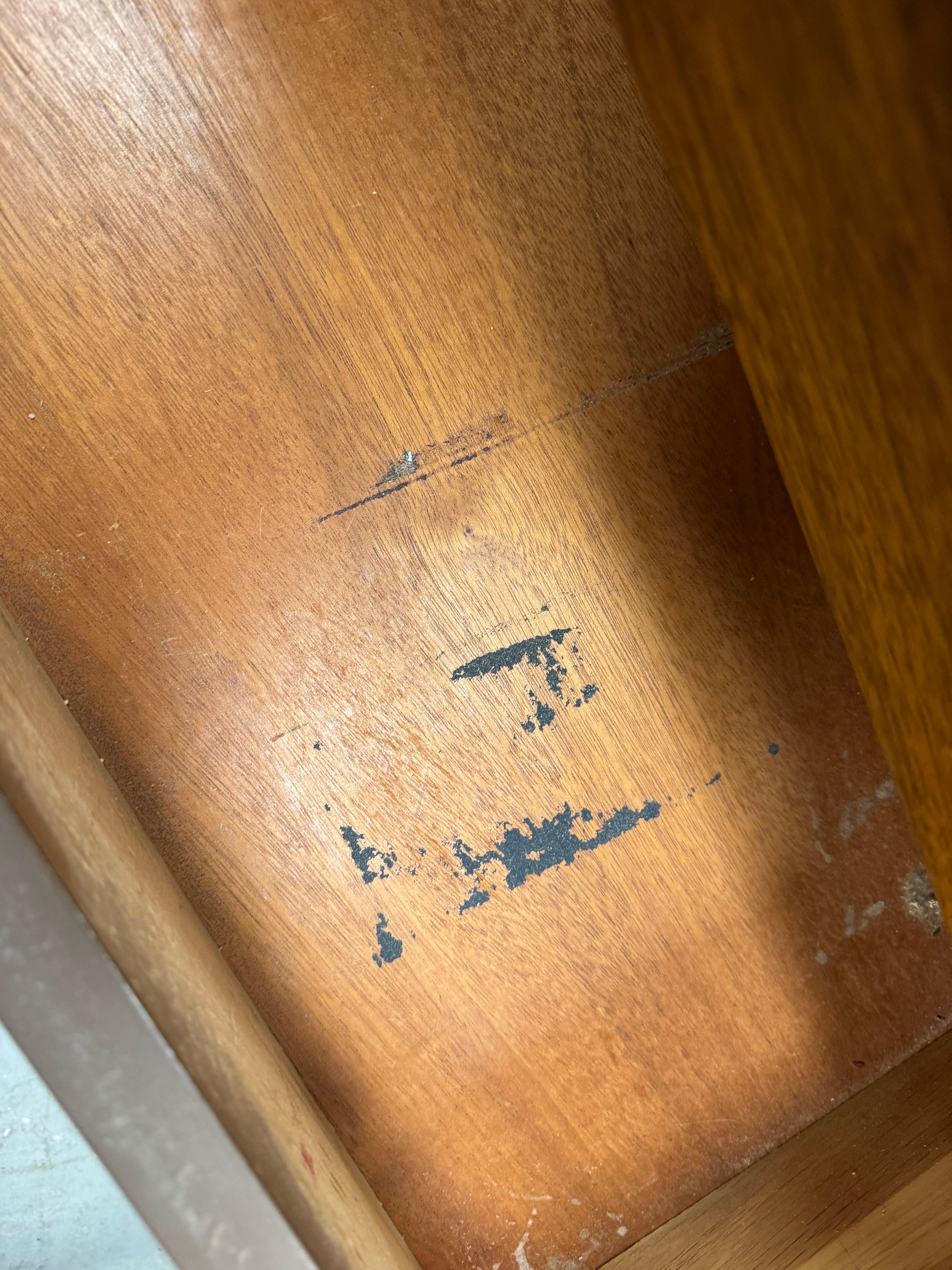 Vintage Pair of Mid-Century Modern Johnson Carver Style Walnut Nightstands en vente 6
