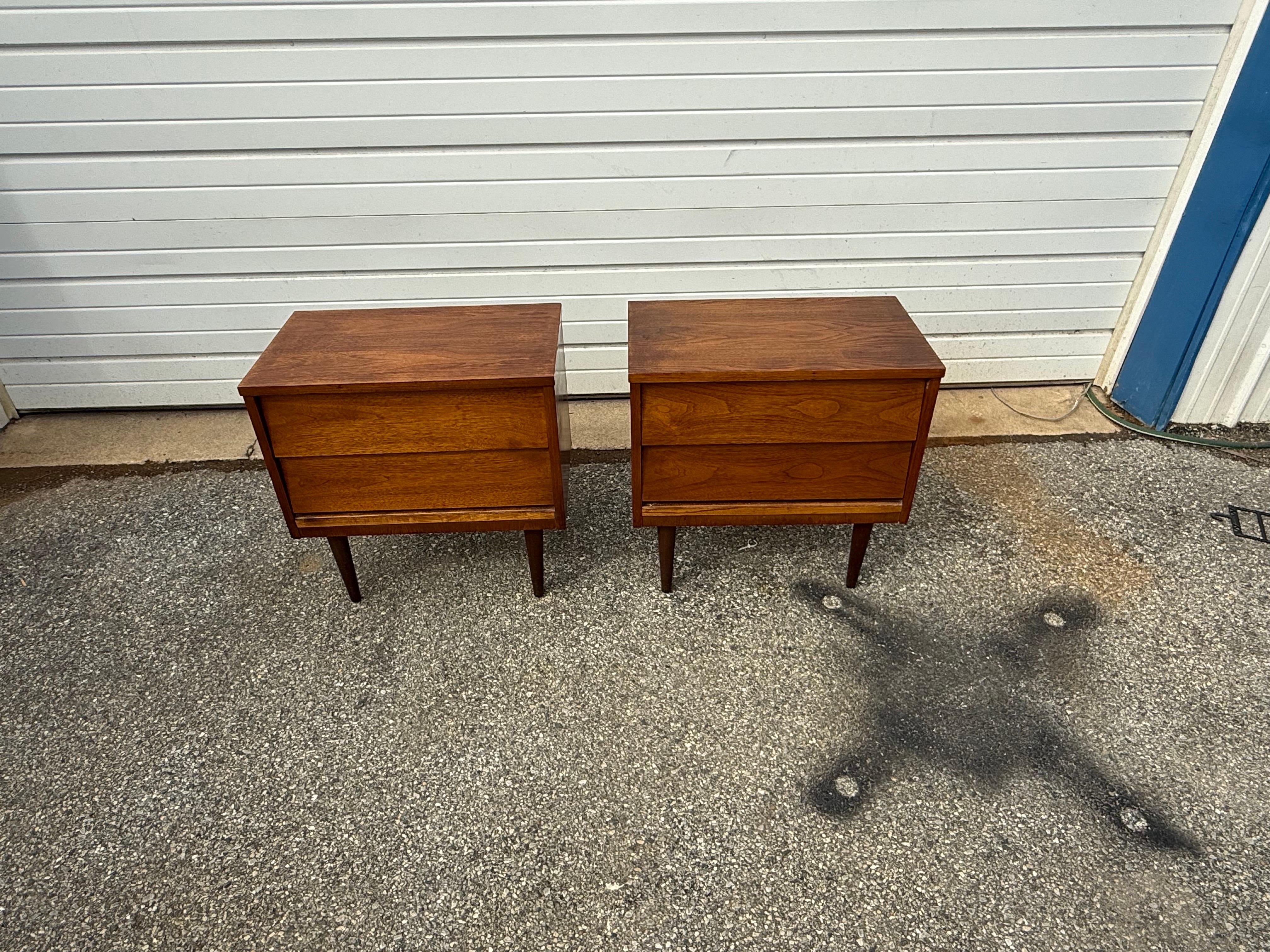 Chippendale Vintage Pair of Mid-Century Modern Johnson Carver Style Walnut Nightstands en vente