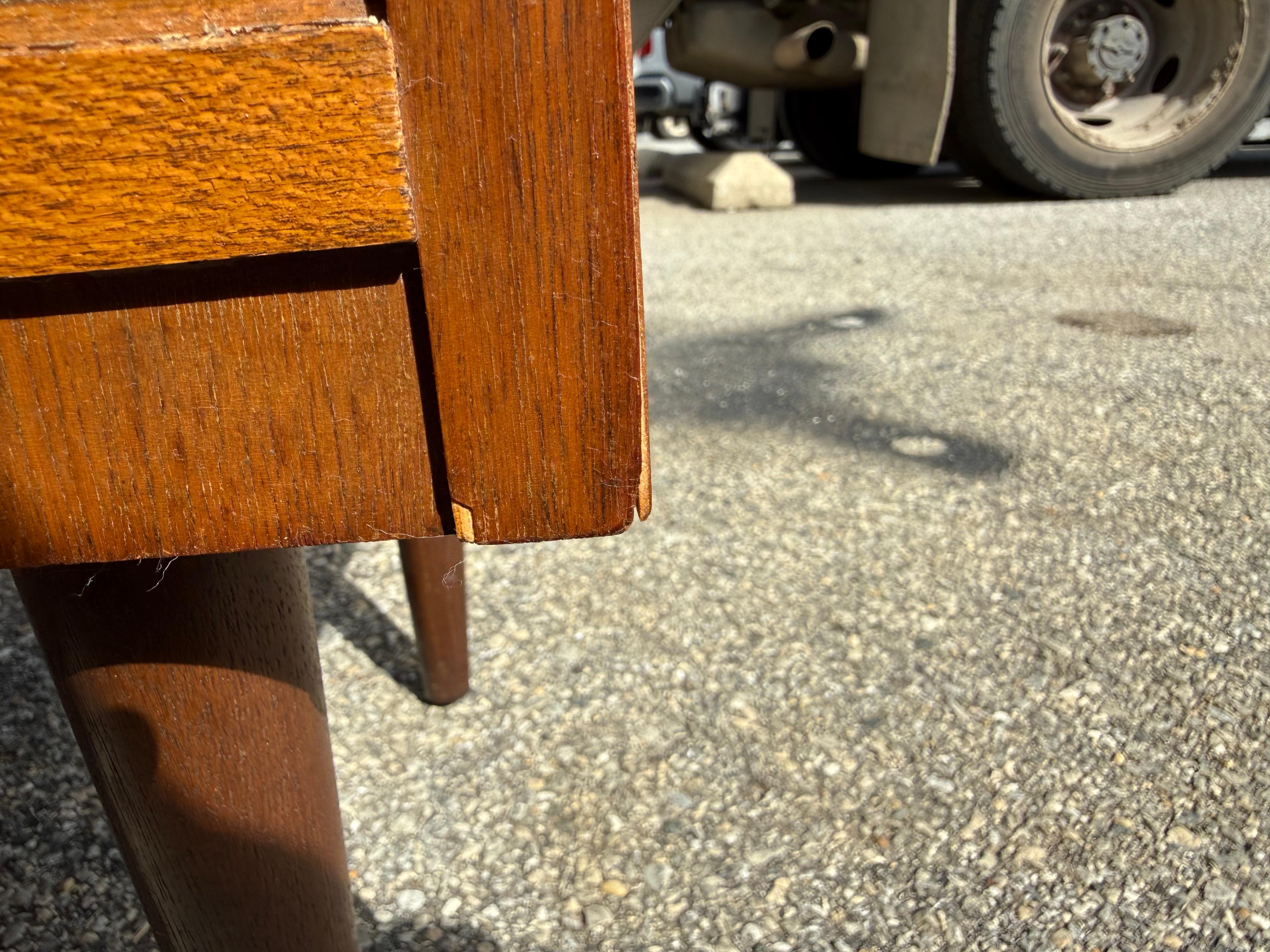 Américain Vintage Pair of Mid-Century Modern Johnson Carver Style Walnut Nightstands en vente
