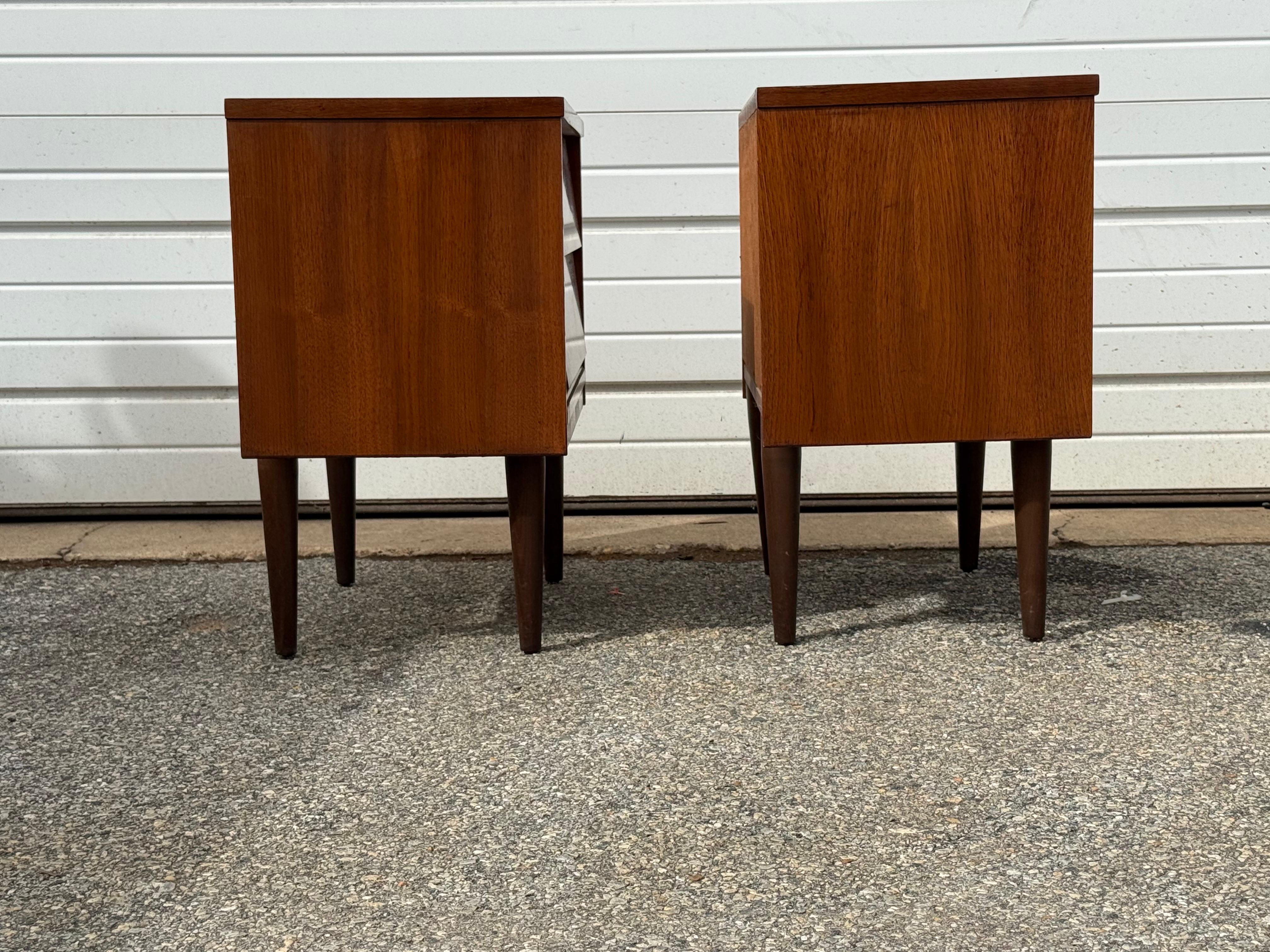 Vintage Pair of Mid-Century Modern Johnson Carver Style Walnut Nightstands Bon état - En vente à Wilmington, DE