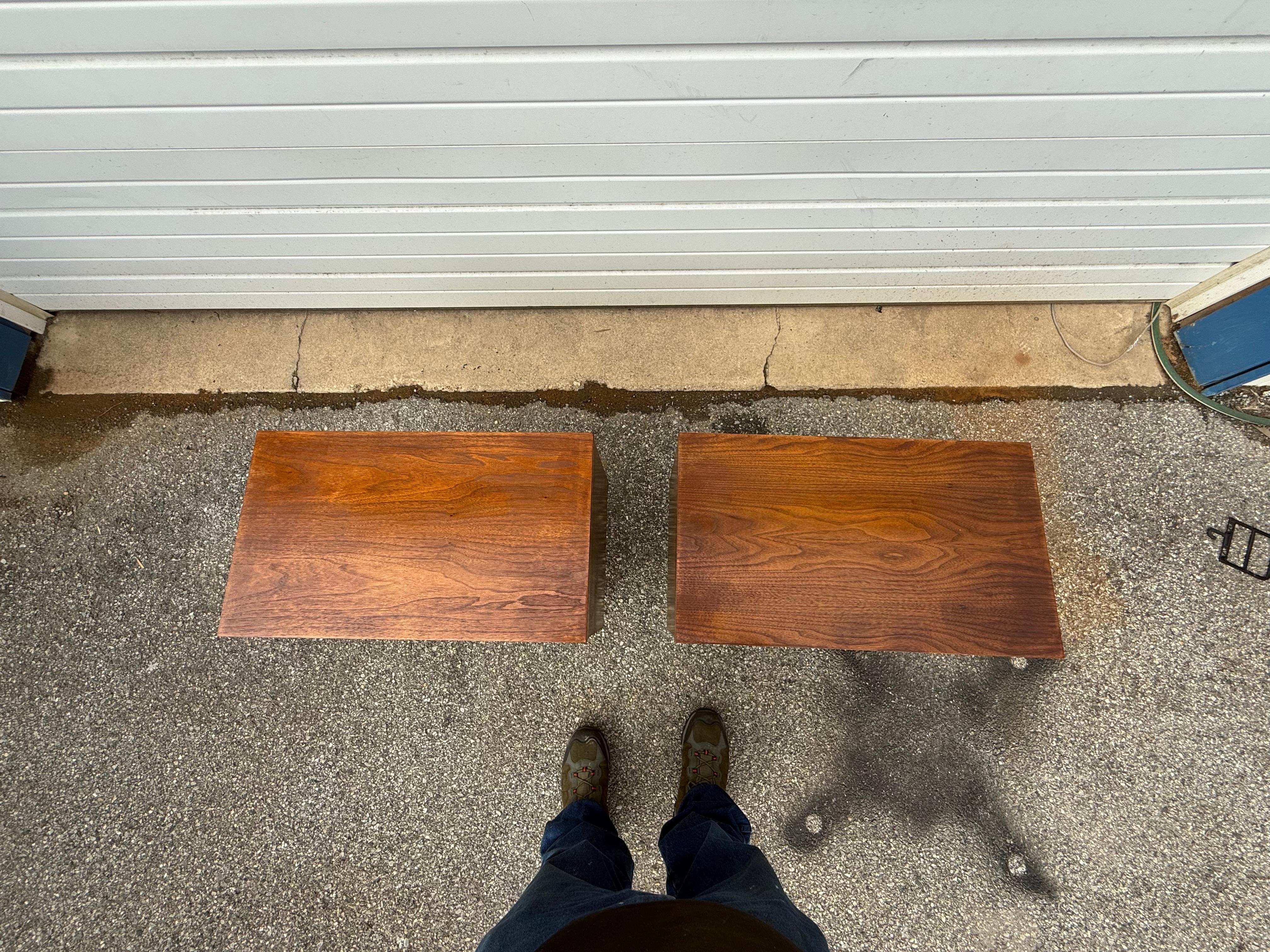 20ième siècle Vintage Pair of Mid-Century Modern Johnson Carver Style Walnut Nightstands en vente