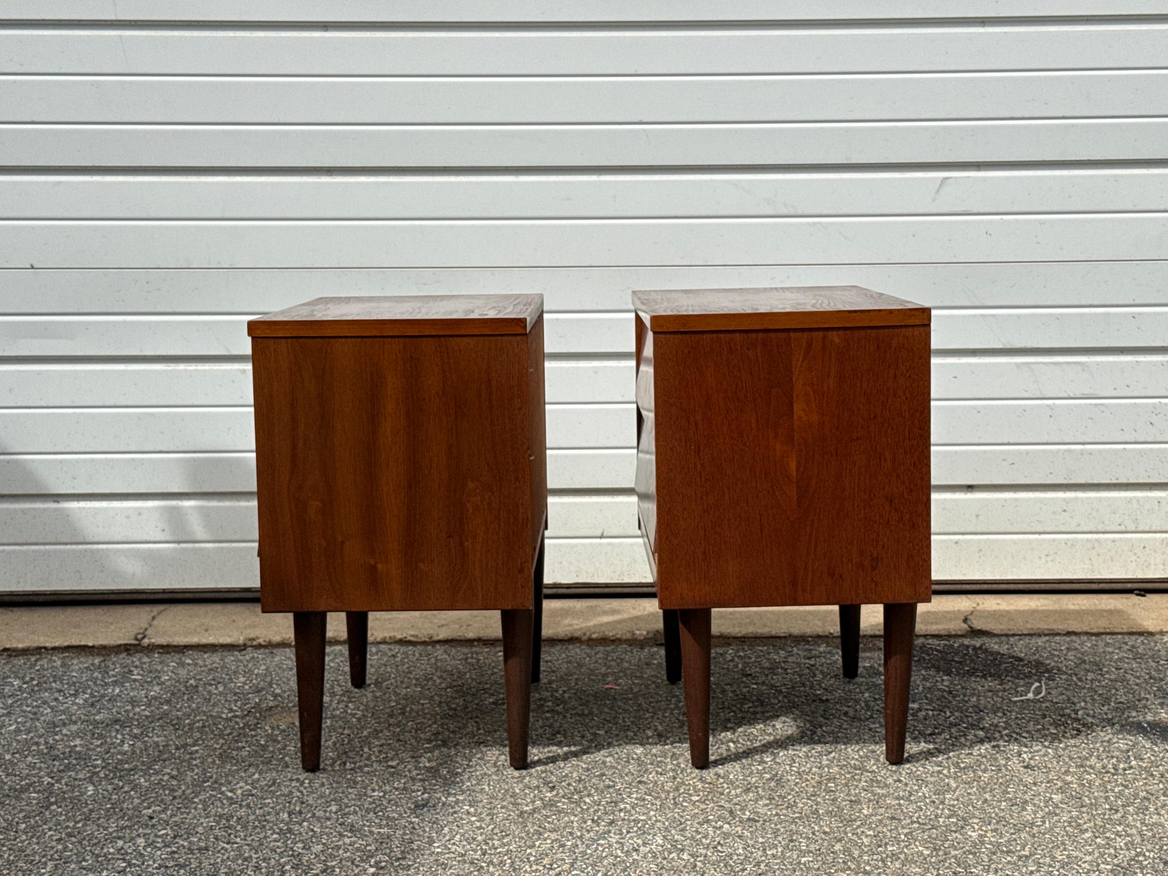 Noyer Vintage Pair of Mid-Century Modern Johnson Carver Style Walnut Nightstands en vente