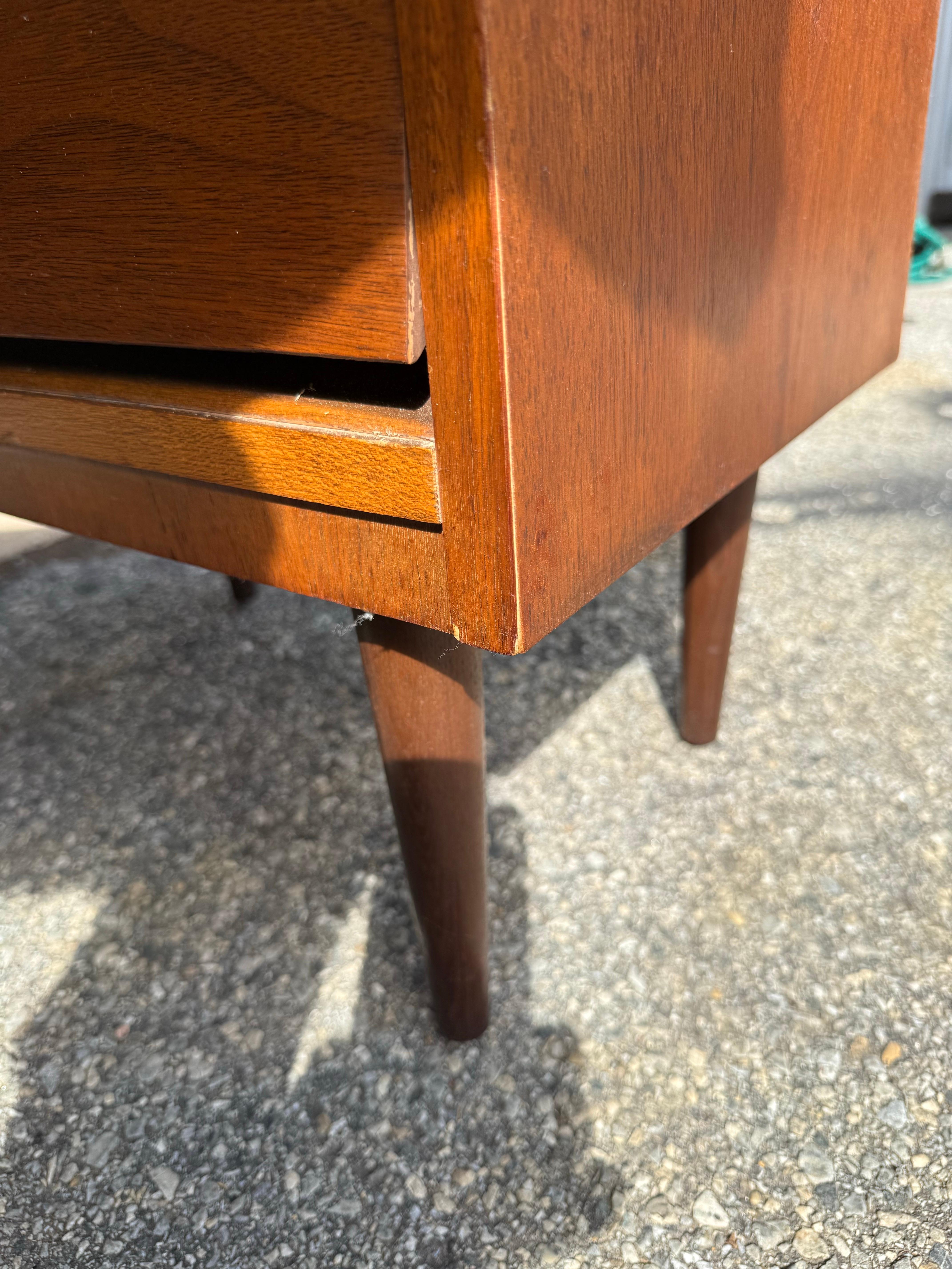 Vintage Pair of Mid-Century Modern Johnson Carver Style Walnut Nightstands en vente 1
