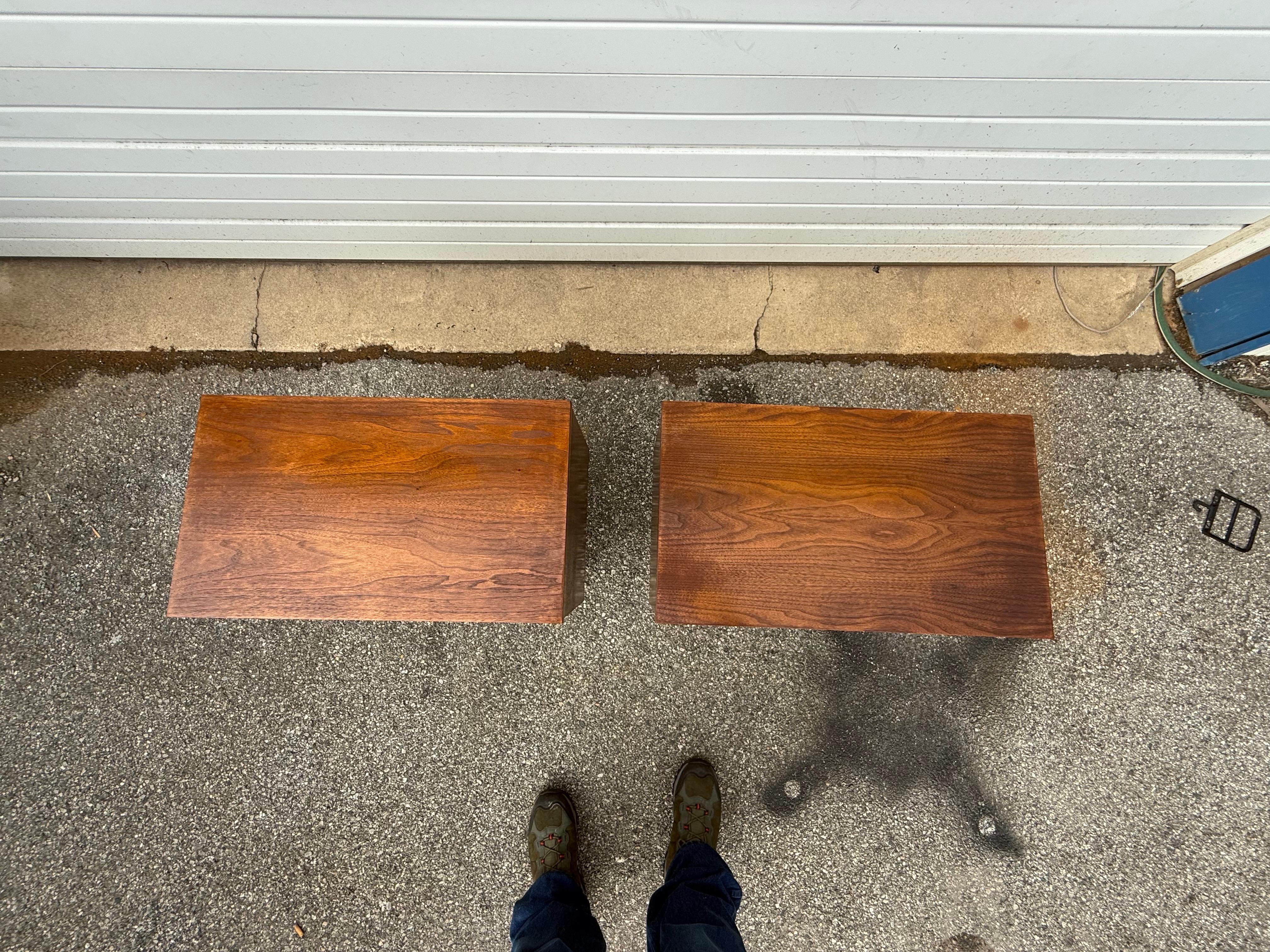 Vintage Pair of Mid-Century Modern Johnson Carver Style Walnut Nightstands en vente 2